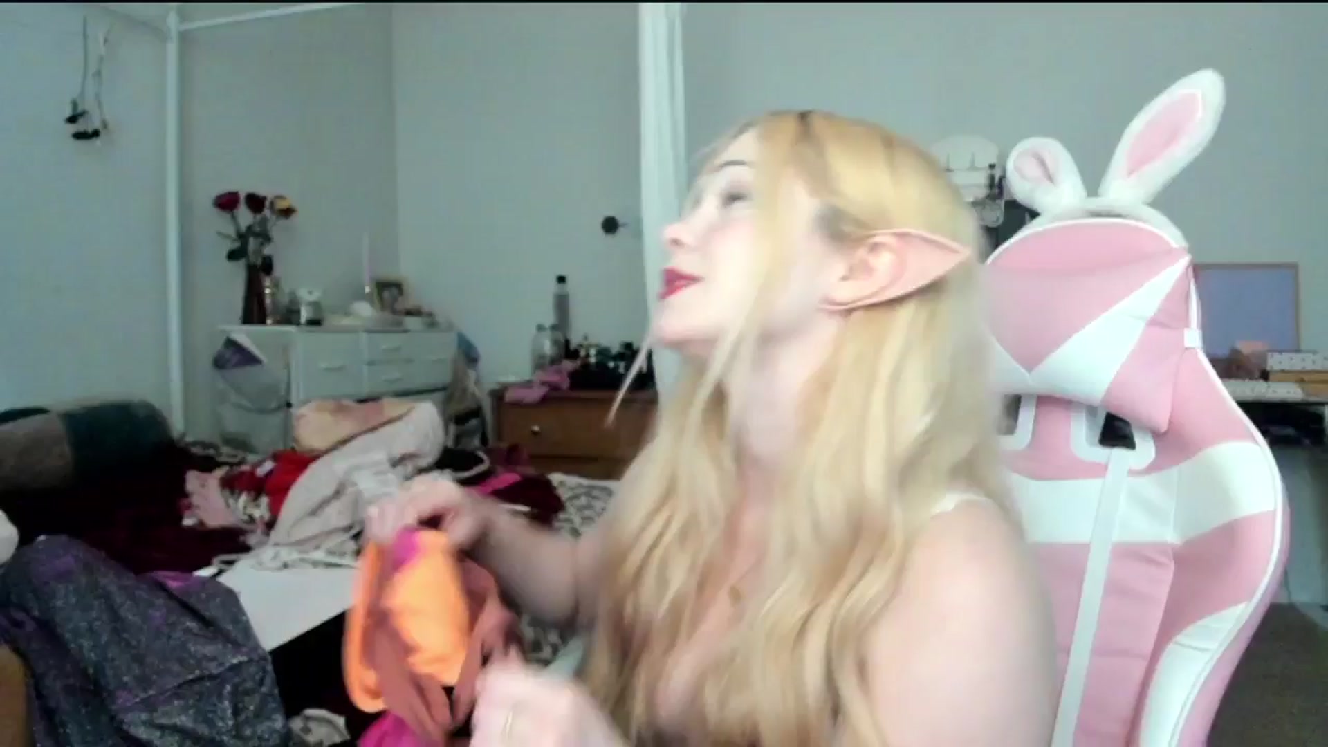 Gallery image thumbnail from lolypopbubble's myfreecams stream on, 05/06/2024, 21:14 image 17 of 20