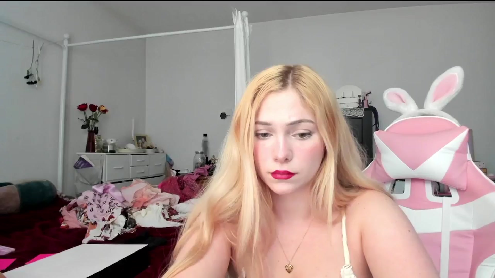 Gallery image thumbnail from lolypopbubble's myfreecams stream on, 05/06/2024, 21:14 image 2 of 20