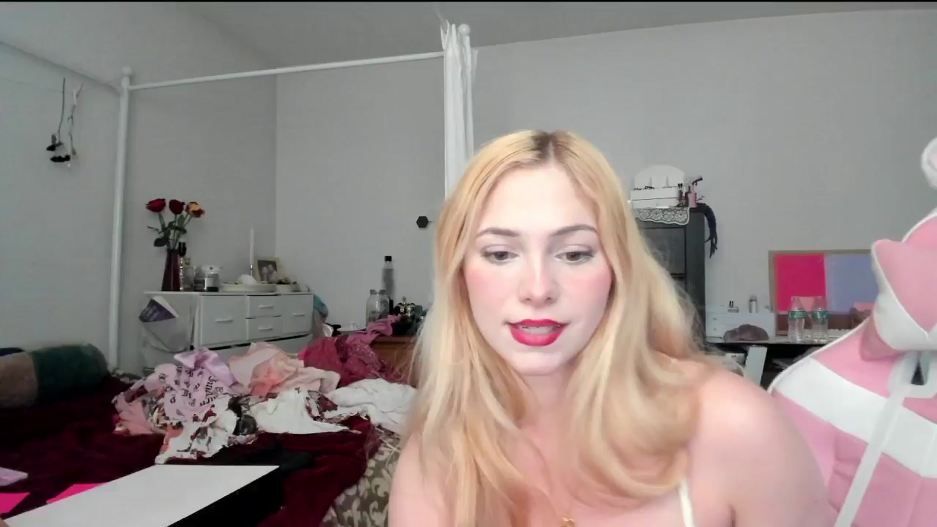 Gallery image thumbnail from lolypopbubble's myfreecams stream on, 05/06/2024, 21:14 image 5 of 20