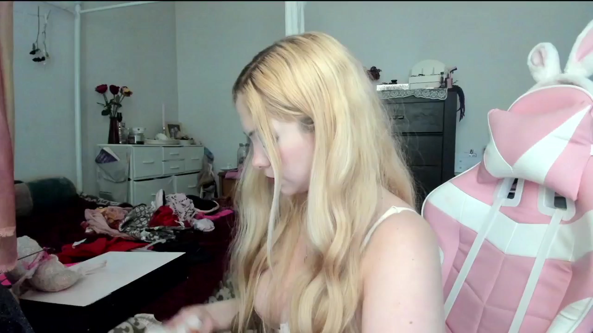 Gallery image thumbnail from lolypopbubble's myfreecams stream on, 05/06/2024, 21:14 image 19 of 20