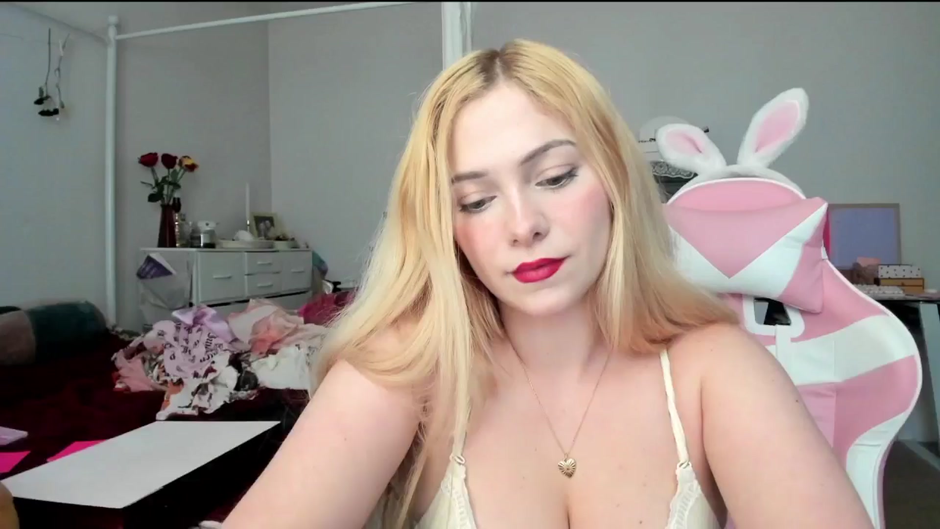 Gallery image thumbnail from lolypopbubble's myfreecams stream on, 05/06/2024, 21:14 image 1 of 20
