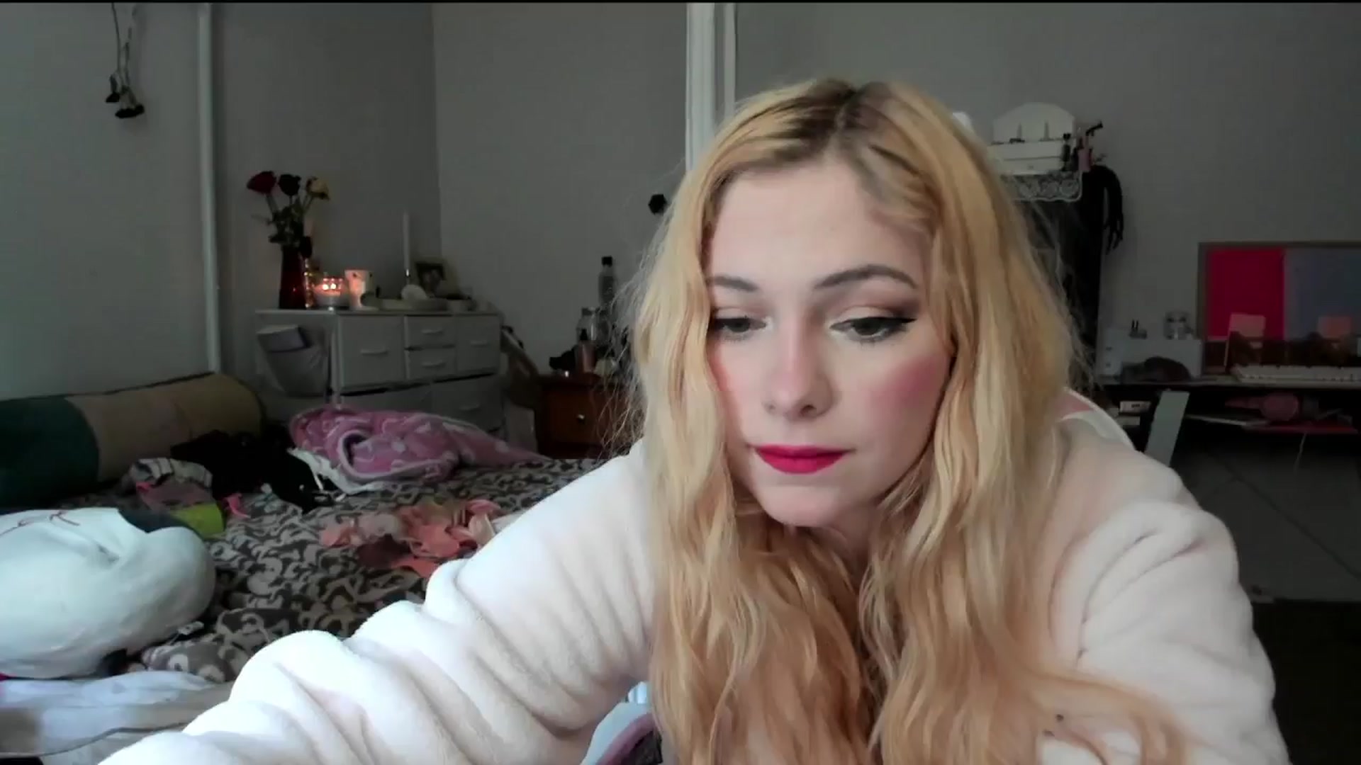 Gallery image thumbnail from lolypopbubble's myfreecams stream on, 05/14/2024, 20:31 image 19 of 20