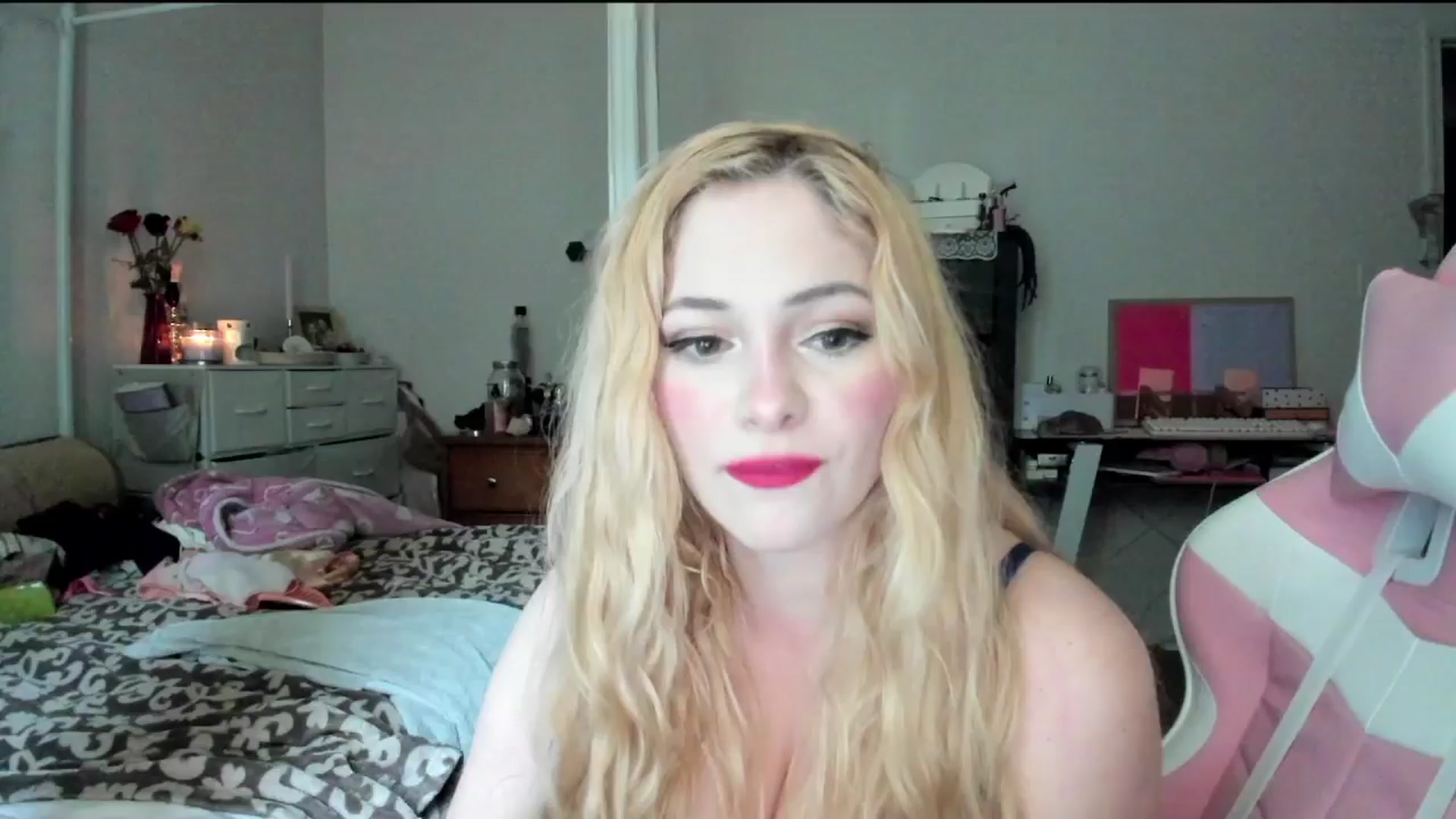 Gallery image thumbnail from lolypopbubble's myfreecams stream on, 05/14/2024, 20:31 image 5 of 20