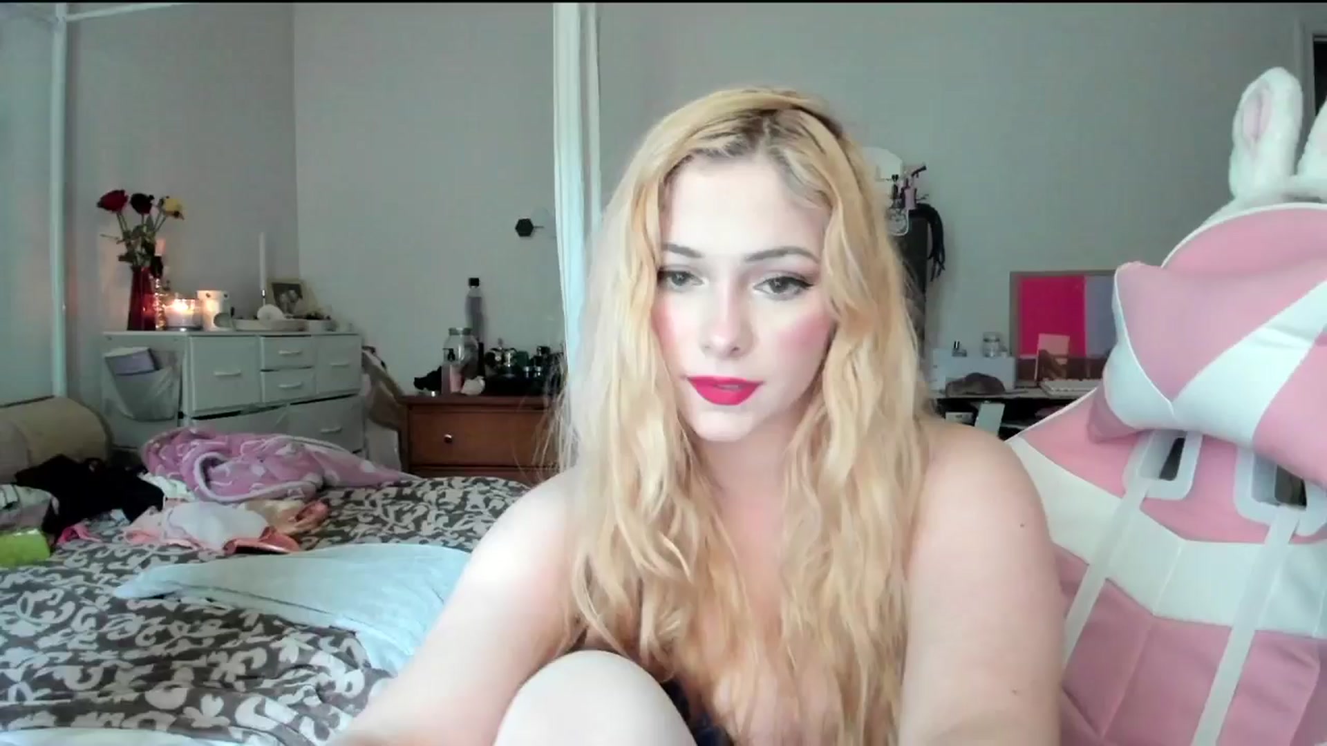 Gallery image thumbnail from lolypopbubble's myfreecams stream on, 05/14/2024, 20:31 image 4 of 20