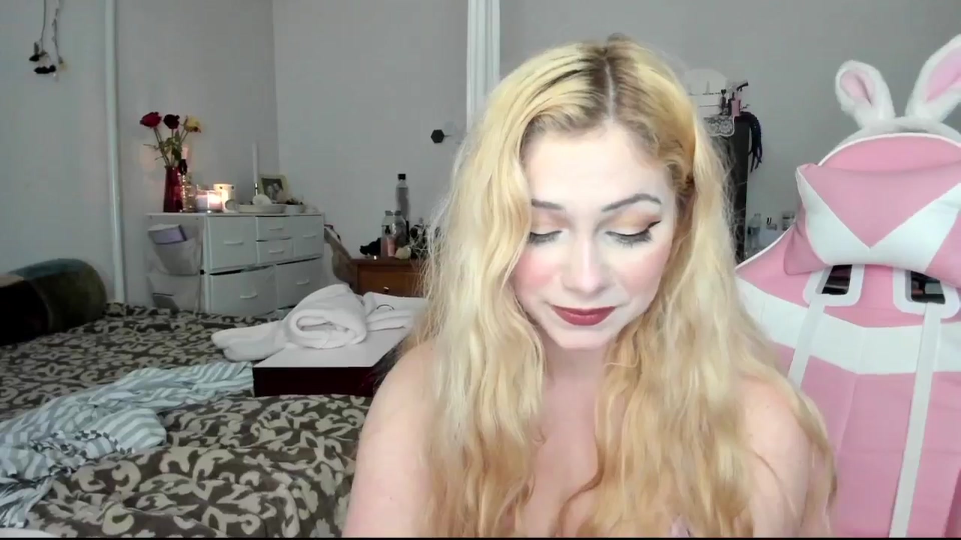 Gallery image thumbnail from lolypopbubble's myfreecams stream on, 05/15/2024, 19:18 image 15 of 20