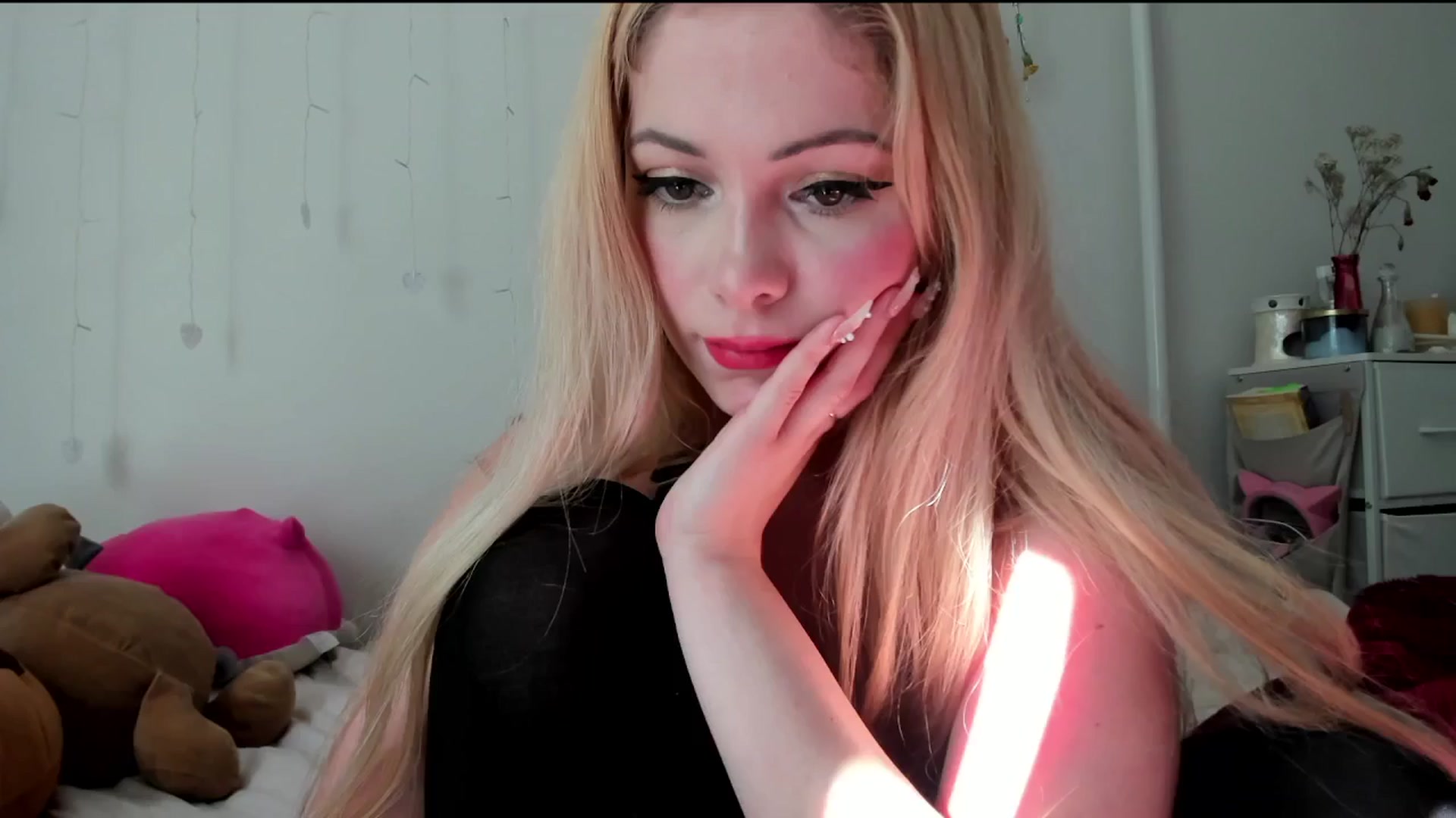 Gallery image thumbnail from lolypopbubble's myfreecams stream on, 06/20/2024, 21:35 image 4 of 20