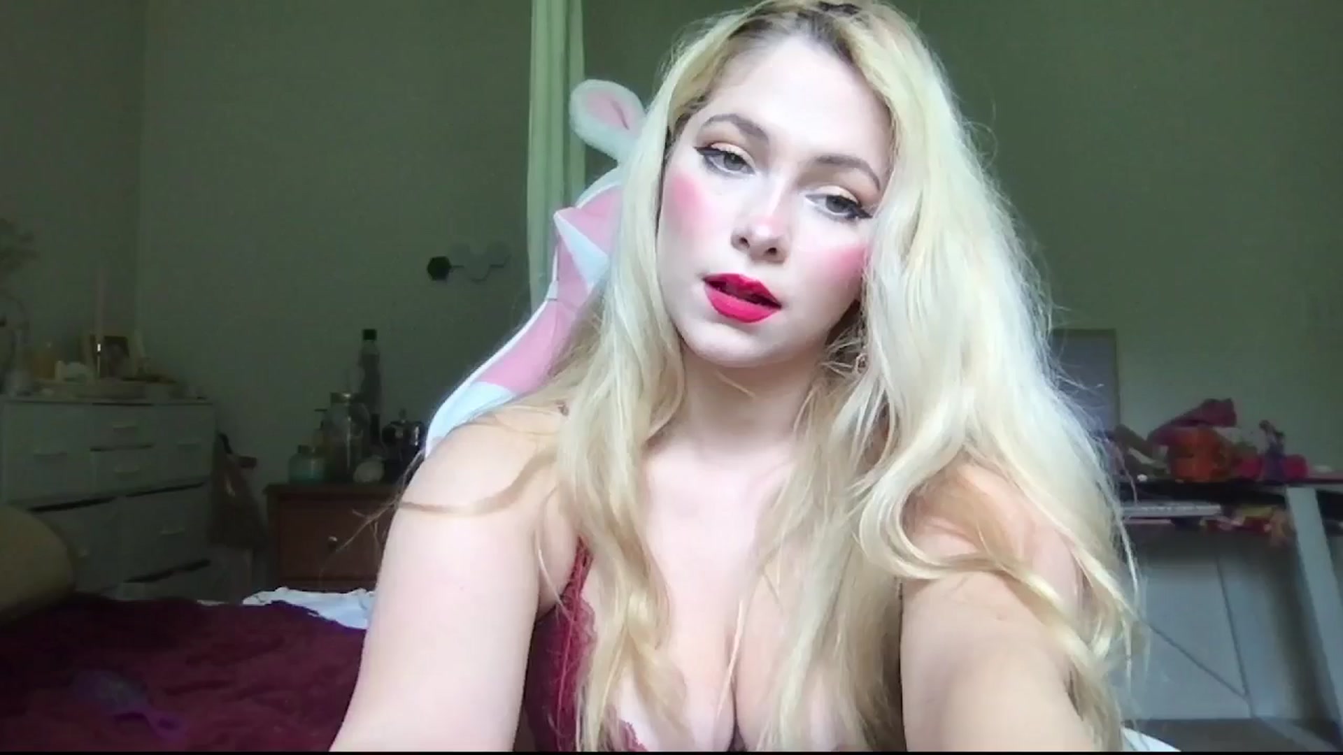 Gallery image thumbnail from lolypopbubble's myfreecams stream on, 06/26/2024, 16:14 image 15 of 20