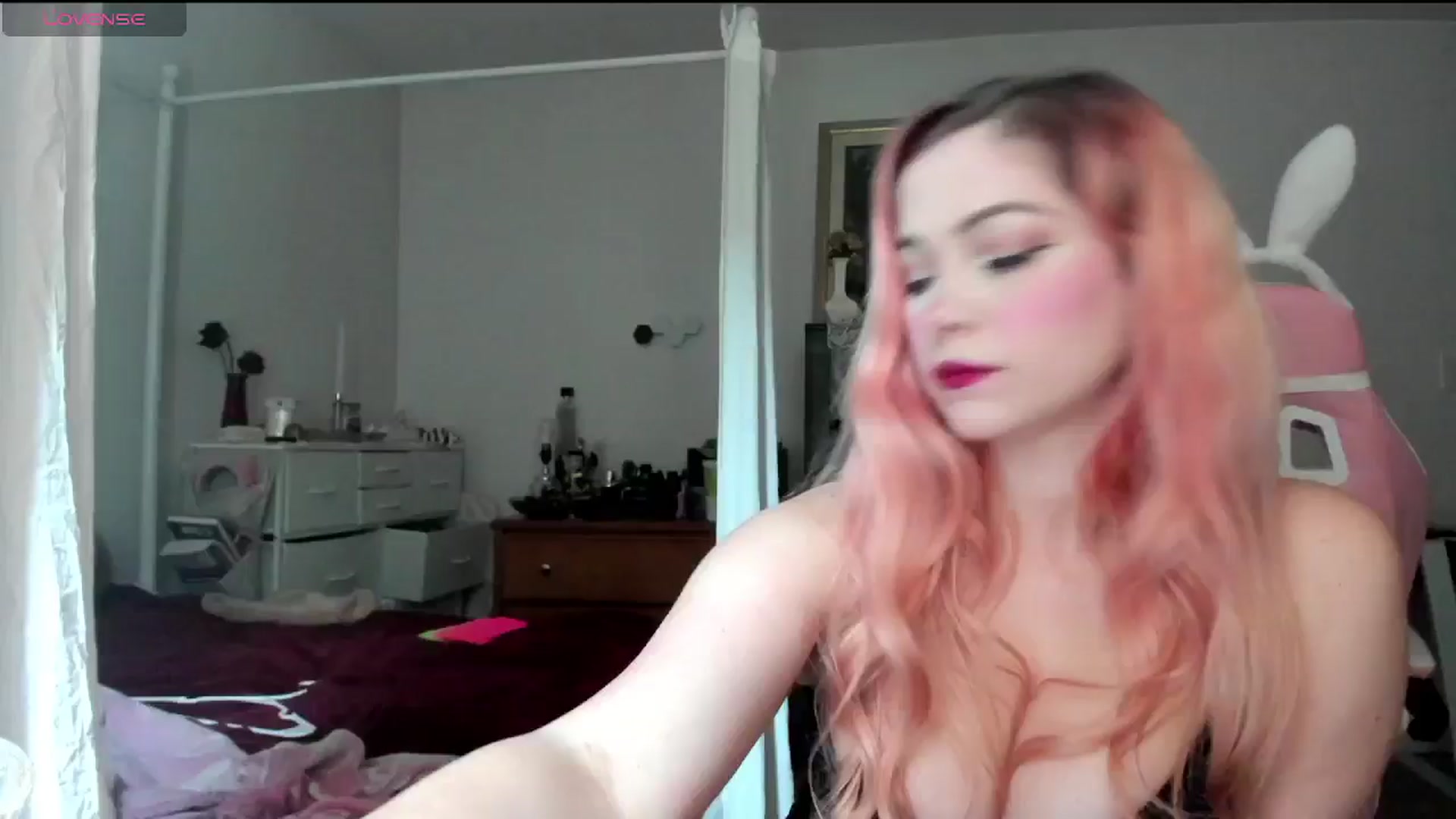 Gallery image thumbnail from lolypopbubble's myfreecams stream on, 09/24/2024, 18:15 image 17 of 20