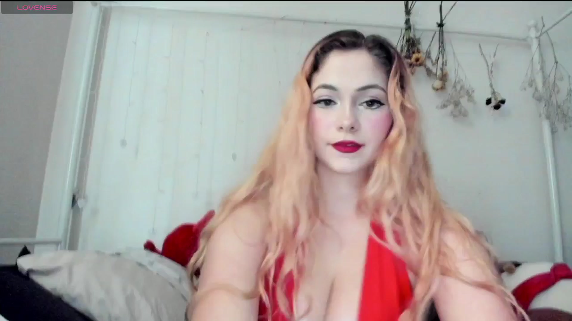Gallery image thumbnail from lolypopbubble's myfreecams stream on, 10/16/2024, 20:13 image 10 of 20