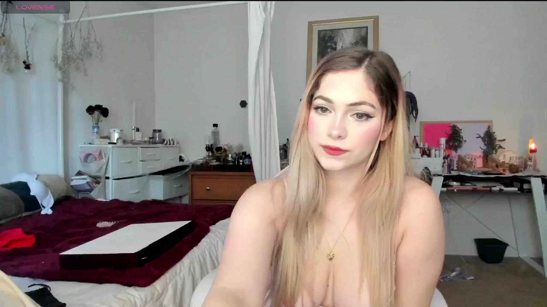 Gallery image thumbnail from lolypopbubble's myfreecams stream on, 11/25/2024, 19:23 image 17 of 20