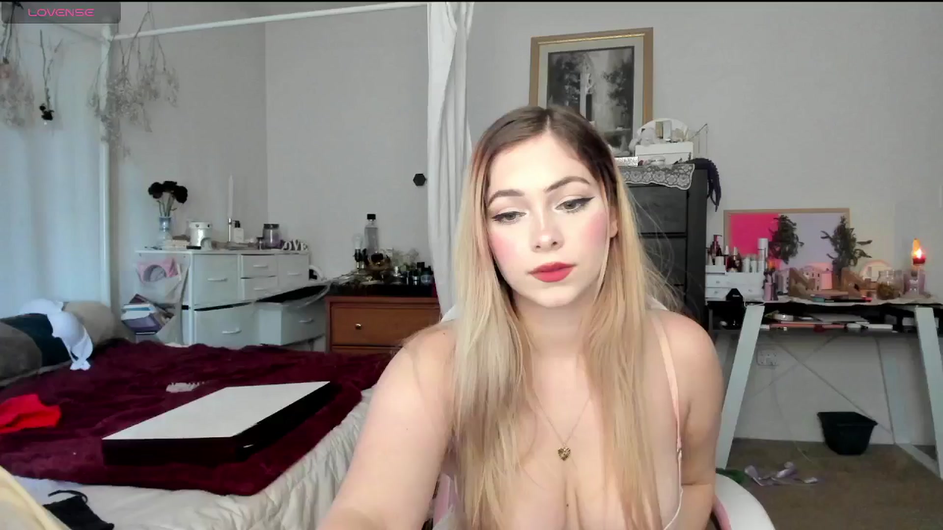 Gallery image thumbnail from lolypopbubble's myfreecams stream on, 11/25/2024, 19:23 image 13 of 20