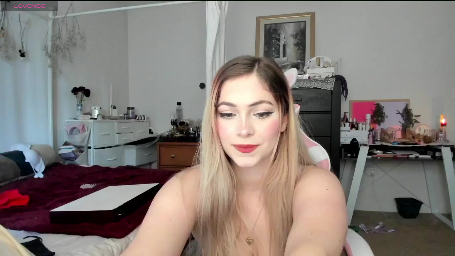 Gallery image thumbnail from lolypopbubble's myfreecams stream on, 11/25/2024, 19:23 image 14 of 20