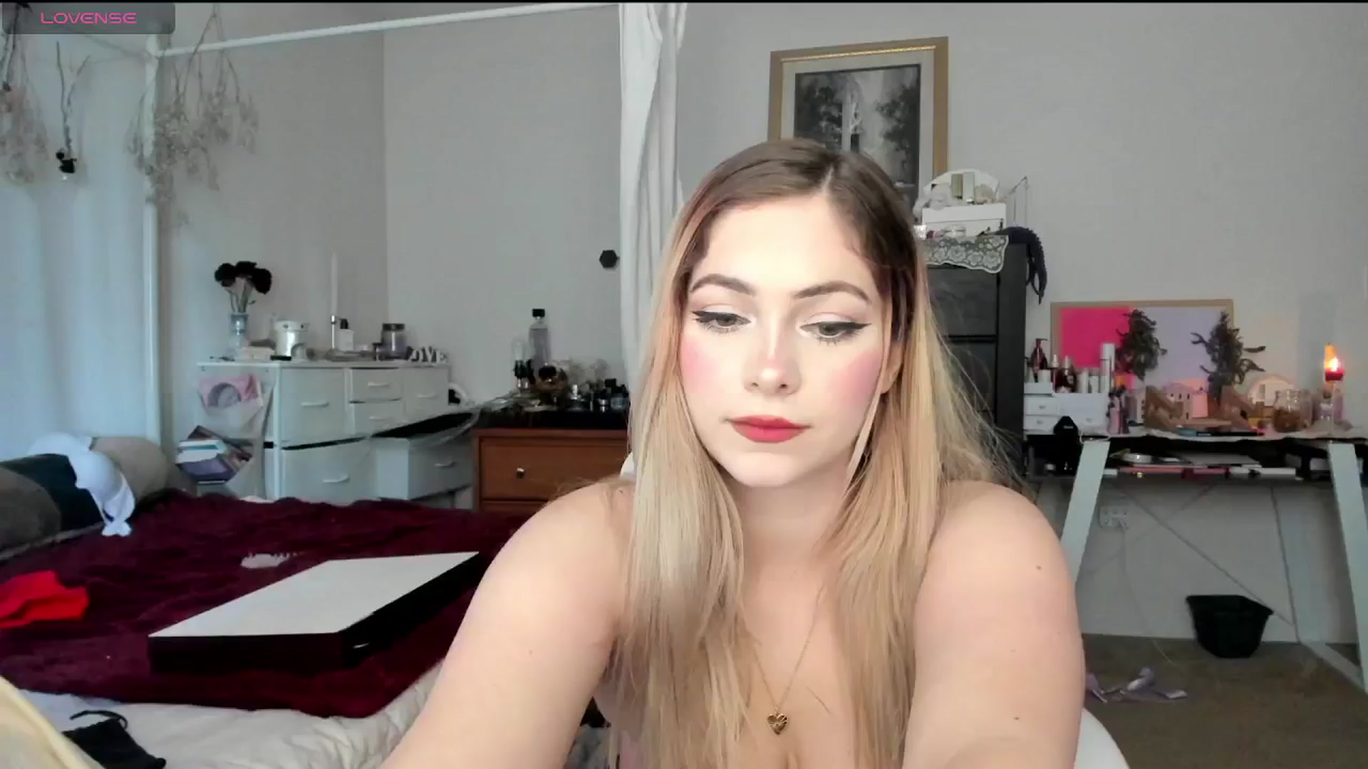 Gallery image thumbnail from lolypopbubble's myfreecams stream on, 11/25/2024, 19:23 image 16 of 20