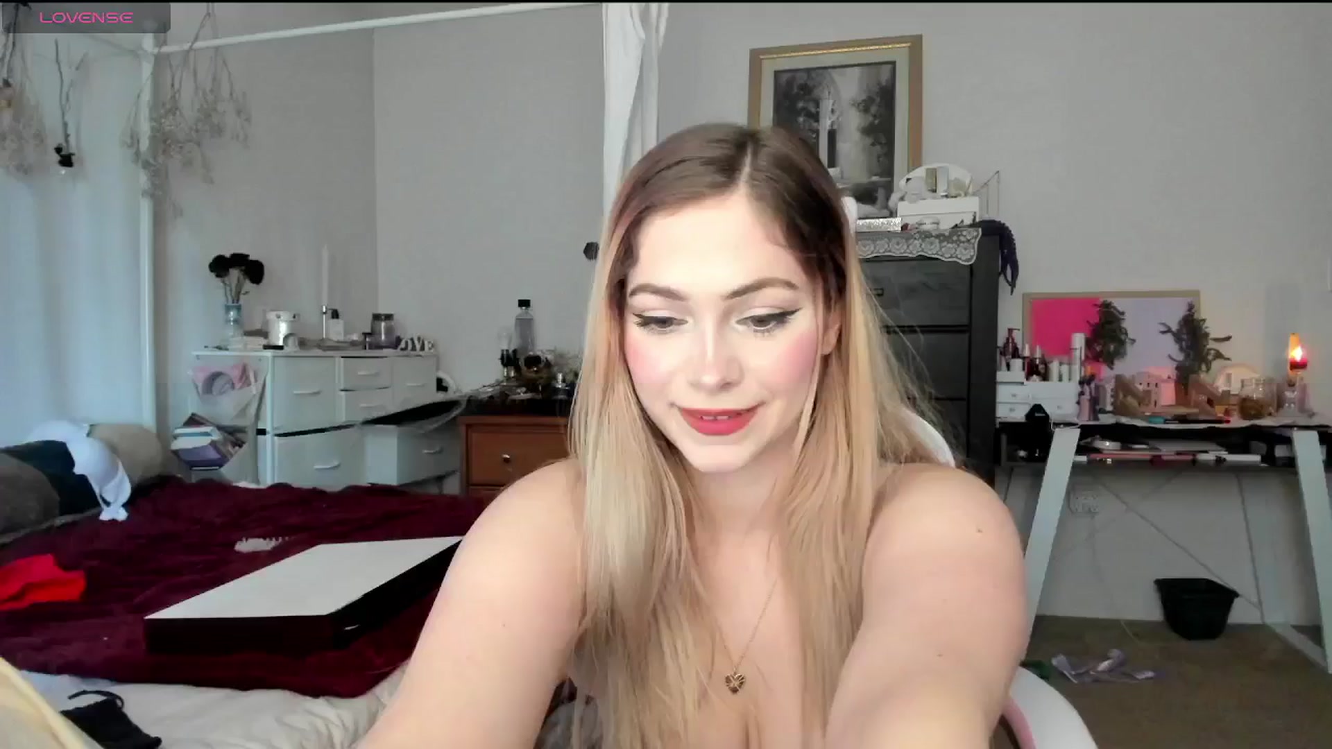 Gallery image thumbnail from lolypopbubble's myfreecams stream on, 11/25/2024, 19:23 image 18 of 20