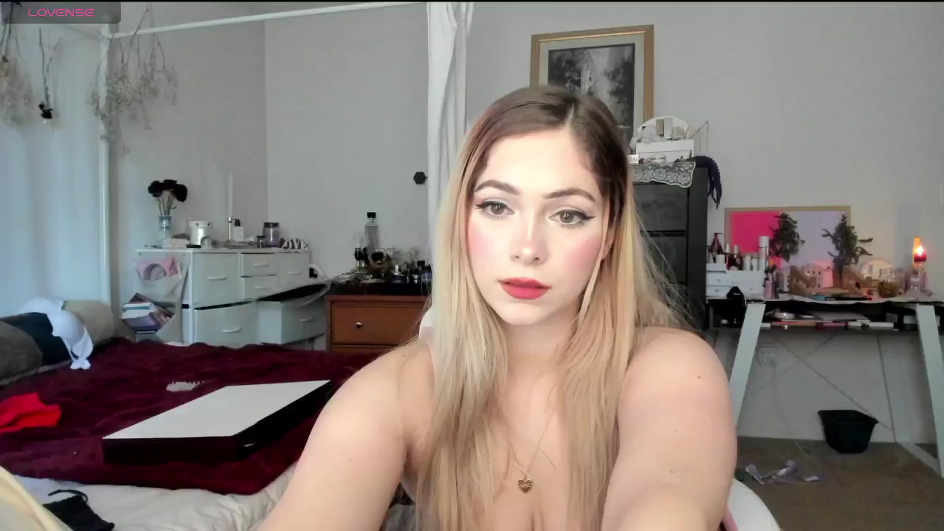 Gallery image thumbnail from lolypopbubble's myfreecams stream on, 11/25/2024, 19:23 image 19 of 20