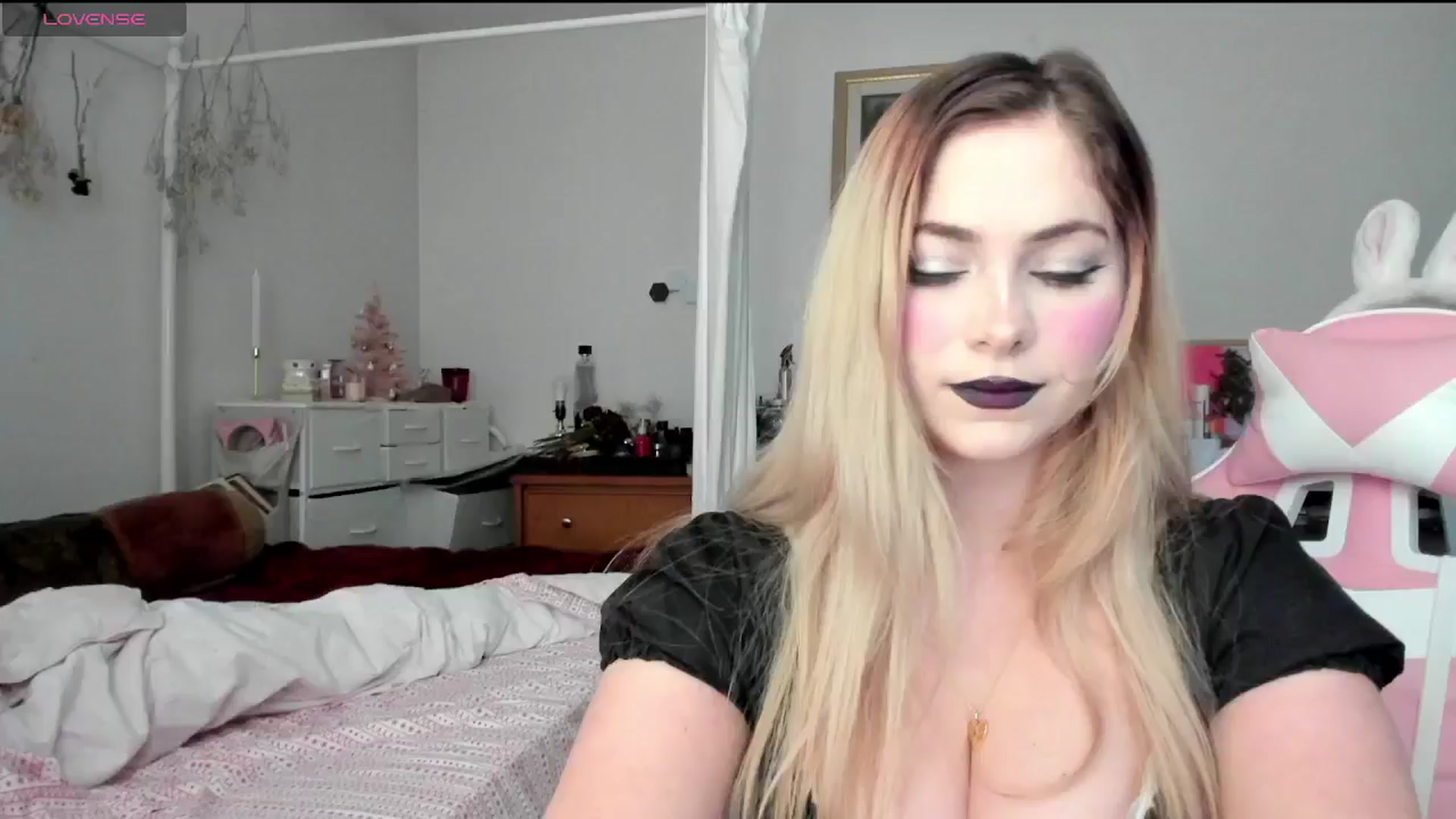 Gallery image thumbnail from lolypopbubble's myfreecams stream on, 12/03/2024, 20:04 image 10 of 20