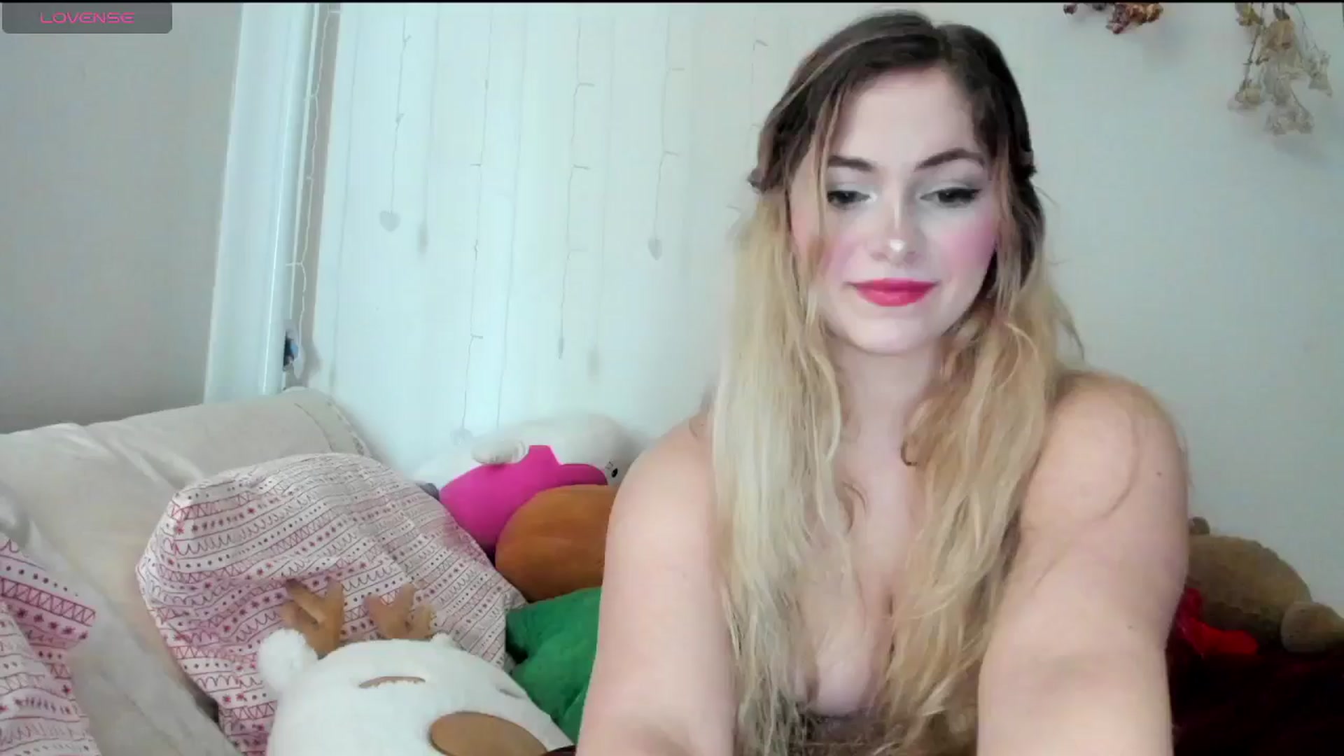 Gallery image thumbnail from lolypopbubble's myfreecams stream on, 12/13/2024, 18:31 image 10 of 20