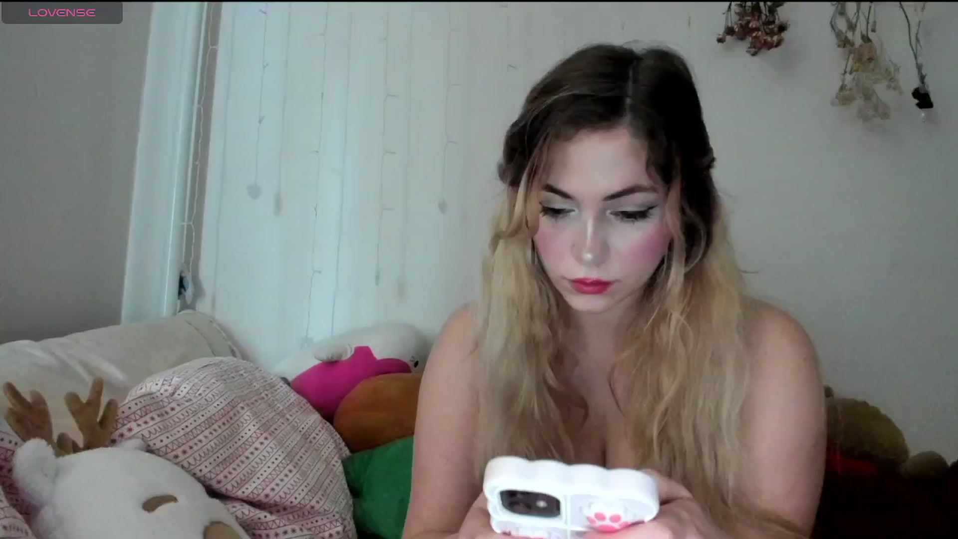 Gallery image thumbnail from lolypopbubble's myfreecams stream on, 12/13/2024, 18:31 image 15 of 20