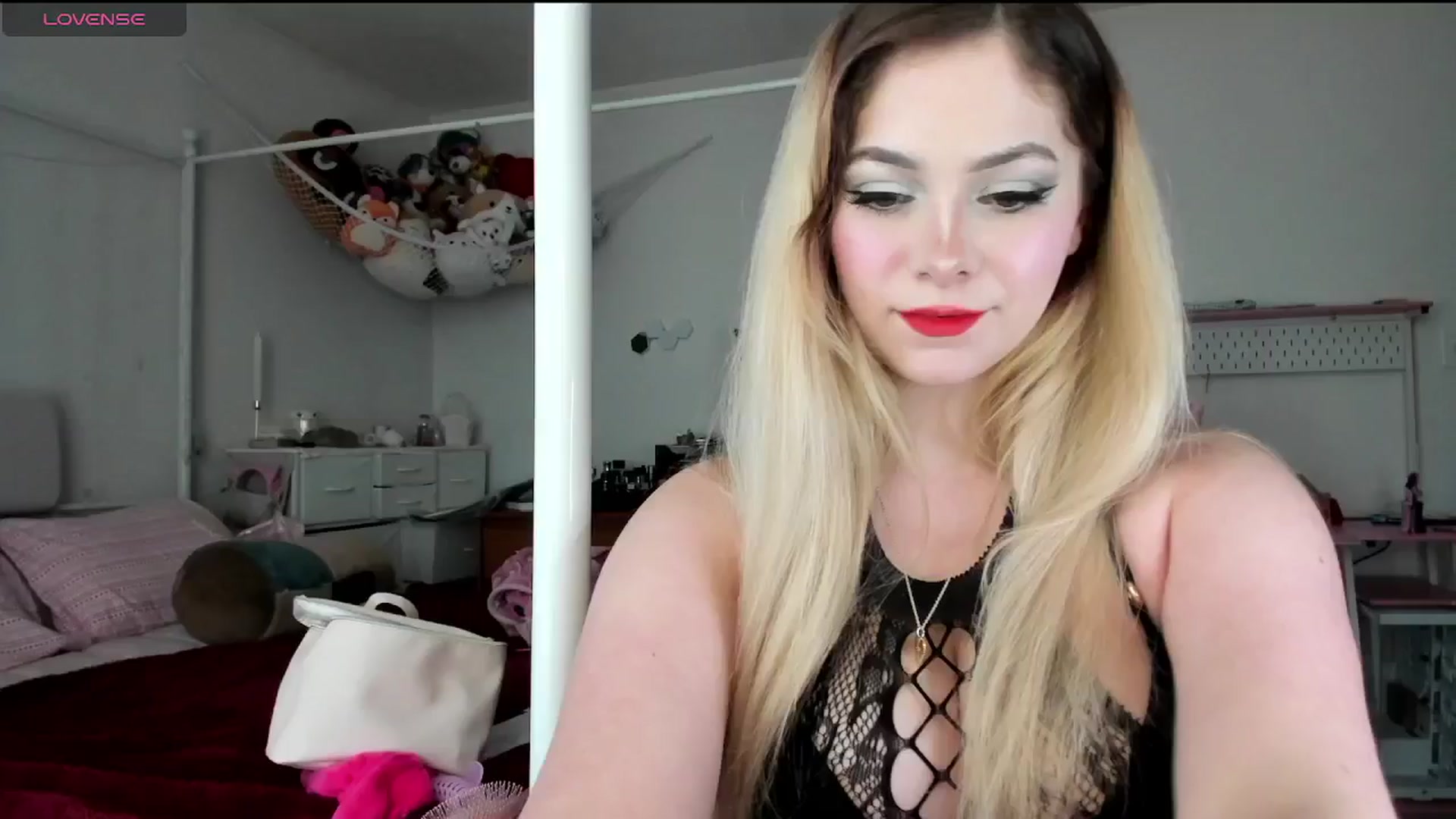 Gallery image thumbnail from lolypopbubble's myfreecams stream on, 01/13/2025, 21:11 image 9 of 20