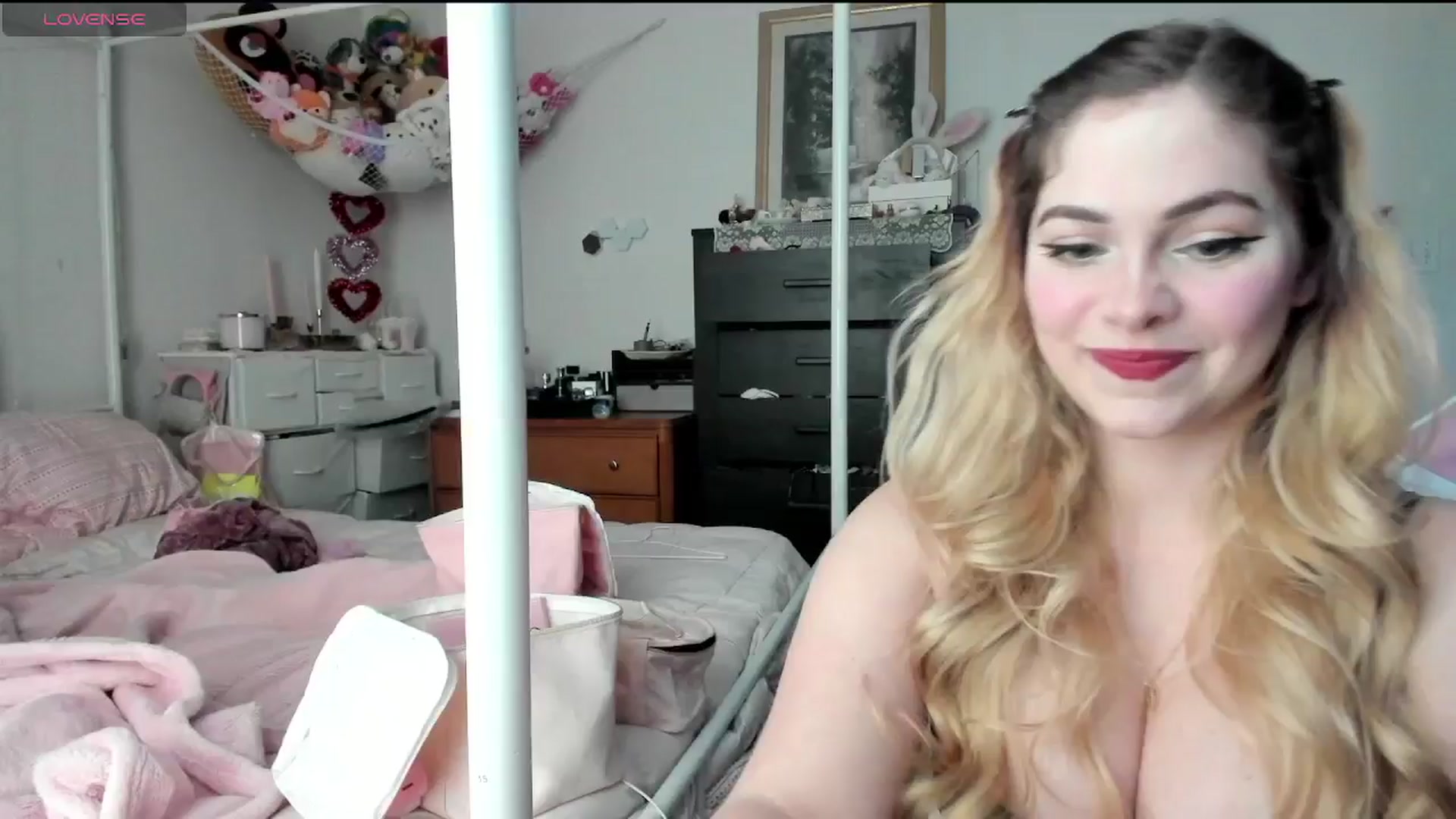 Gallery image thumbnail from lolypopbubble's myfreecams stream on, 01/23/2025, 21:38 image 10 of 20