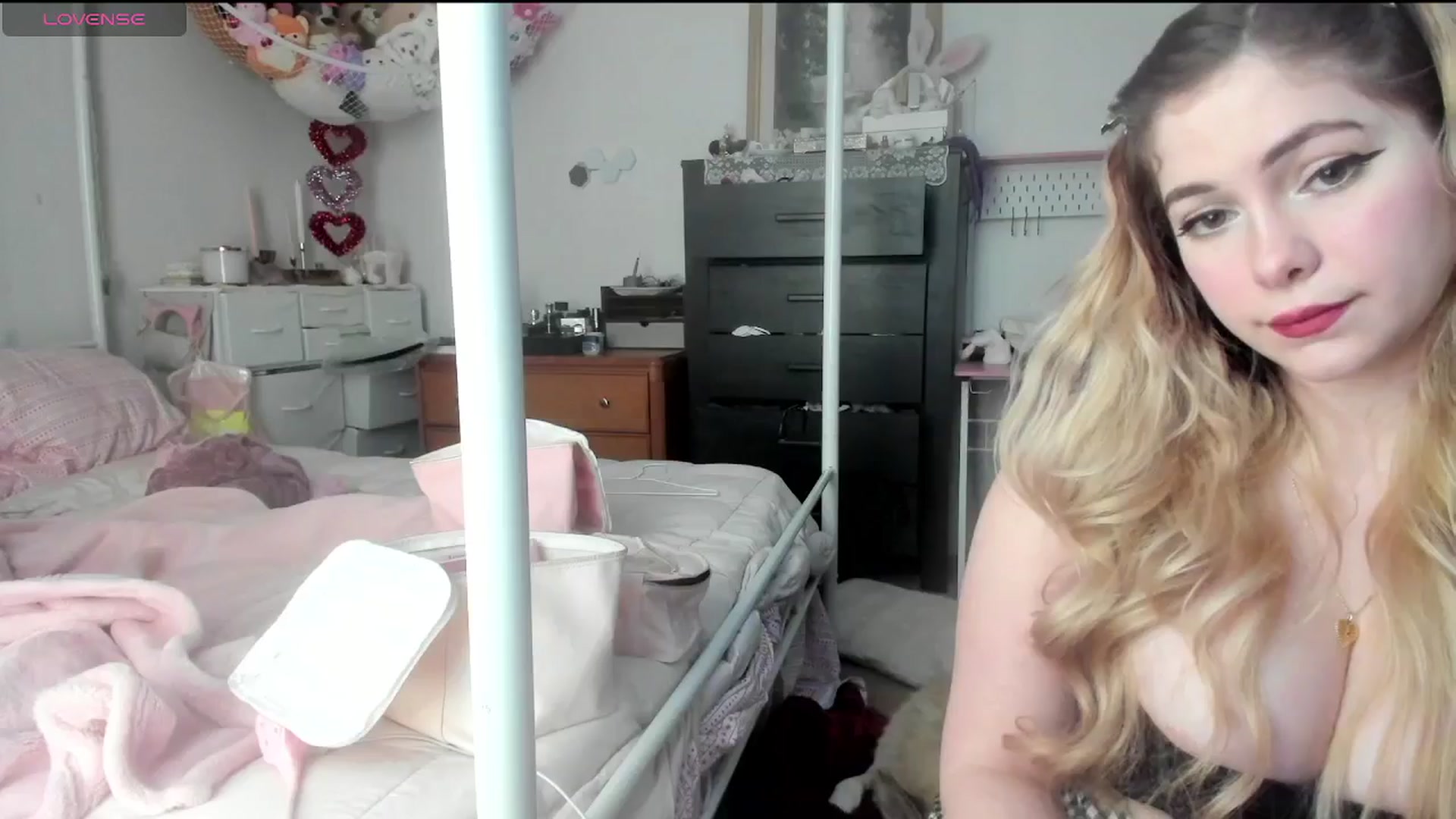 Gallery image thumbnail from lolypopbubble's myfreecams stream on, 01/23/2025, 21:38 image 14 of 20