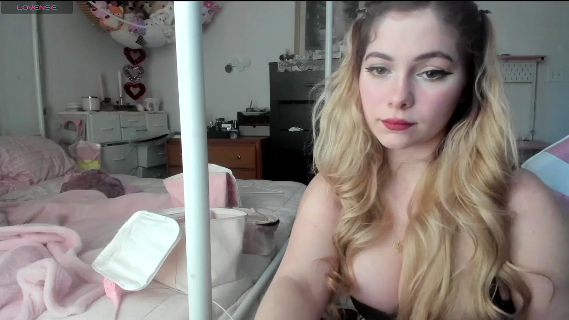 Gallery image thumbnail from lolypopbubble's myfreecams stream on, 01/23/2025, 21:38 image 17 of 20