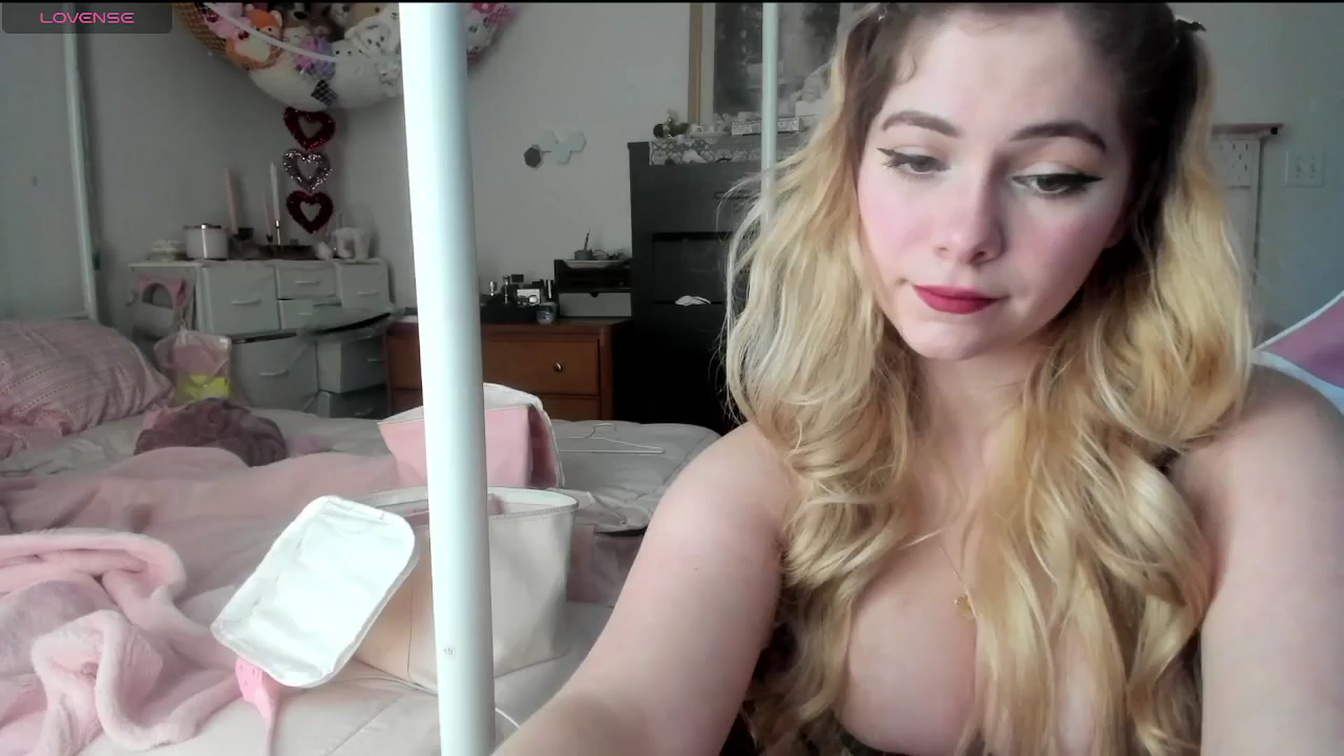 Gallery image thumbnail from lolypopbubble's myfreecams stream on, 01/23/2025, 21:38 image 13 of 20