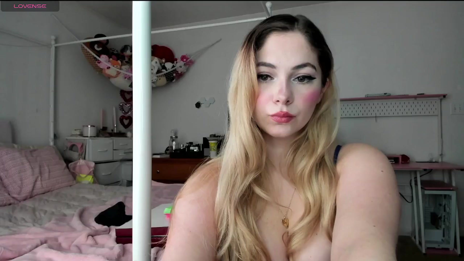 Gallery image thumbnail from lolypopbubble's myfreecams stream on, 01/27/2025, 20:34 image 9 of 20