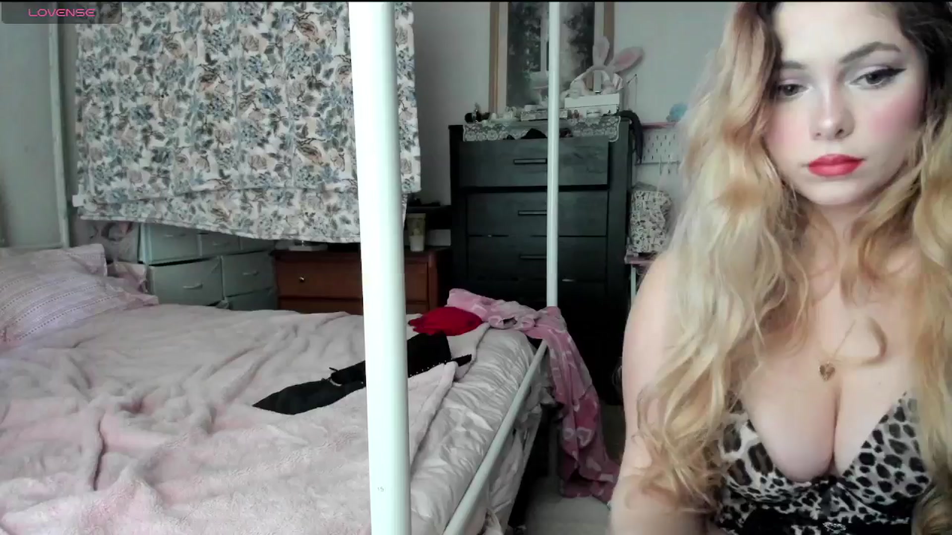 Gallery image thumbnail from lolypopbubble's myfreecams stream on, 02/04/2025, 19:10 image 12 of 20