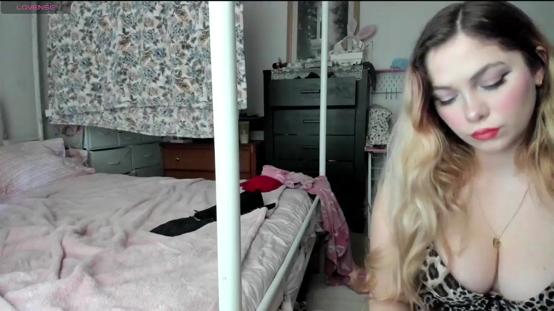 Gallery image thumbnail from lolypopbubble's myfreecams stream on, 02/04/2025, 19:10 image 17 of 20