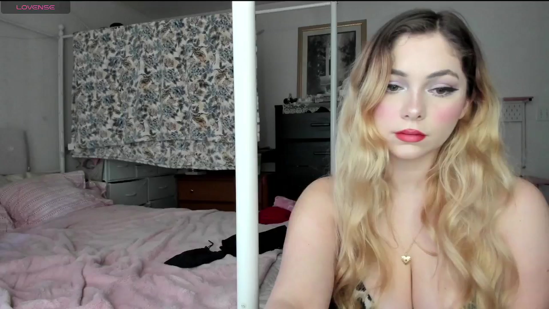 Gallery image thumbnail from lolypopbubble's myfreecams stream on, 02/04/2025, 19:10 image 4 of 20