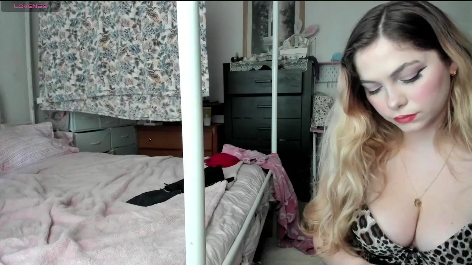 Gallery image thumbnail from lolypopbubble's myfreecams stream on, 02/04/2025, 19:10 image 15 of 20