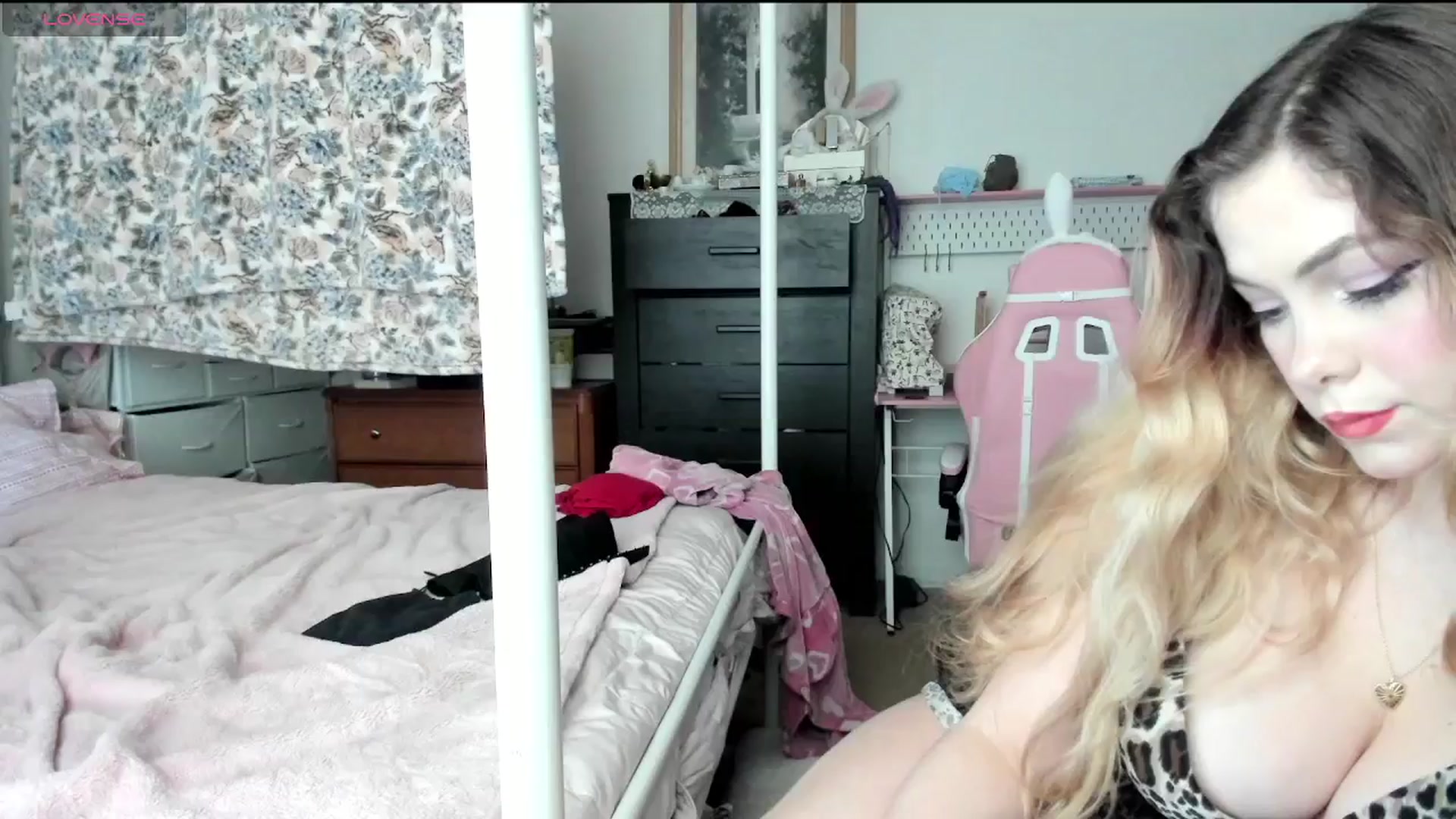 Gallery image thumbnail from lolypopbubble's myfreecams stream on, 02/04/2025, 19:10 image 10 of 20