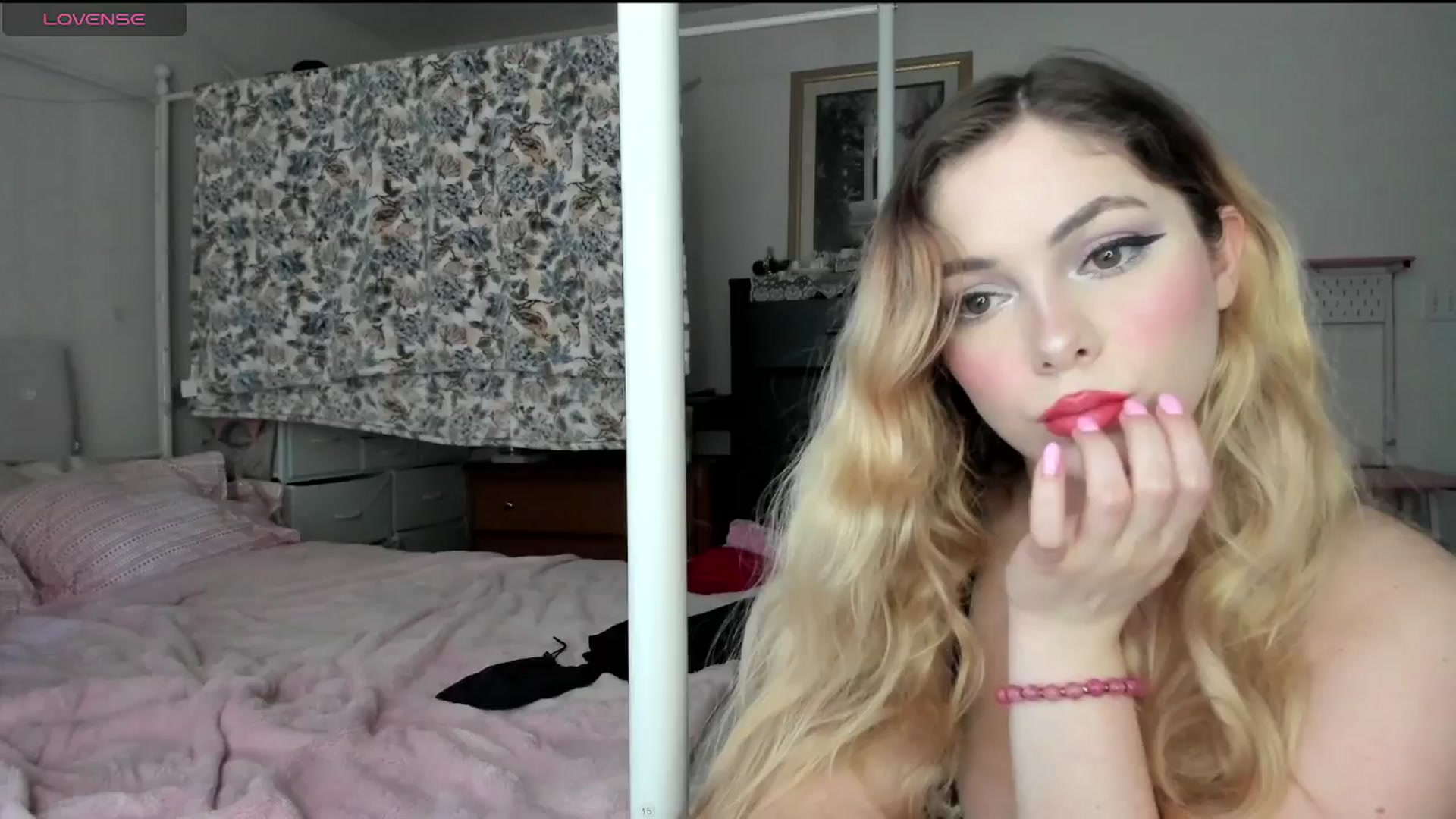 Gallery image thumbnail from lolypopbubble's myfreecams stream on, 02/04/2025, 19:10 image 3 of 20