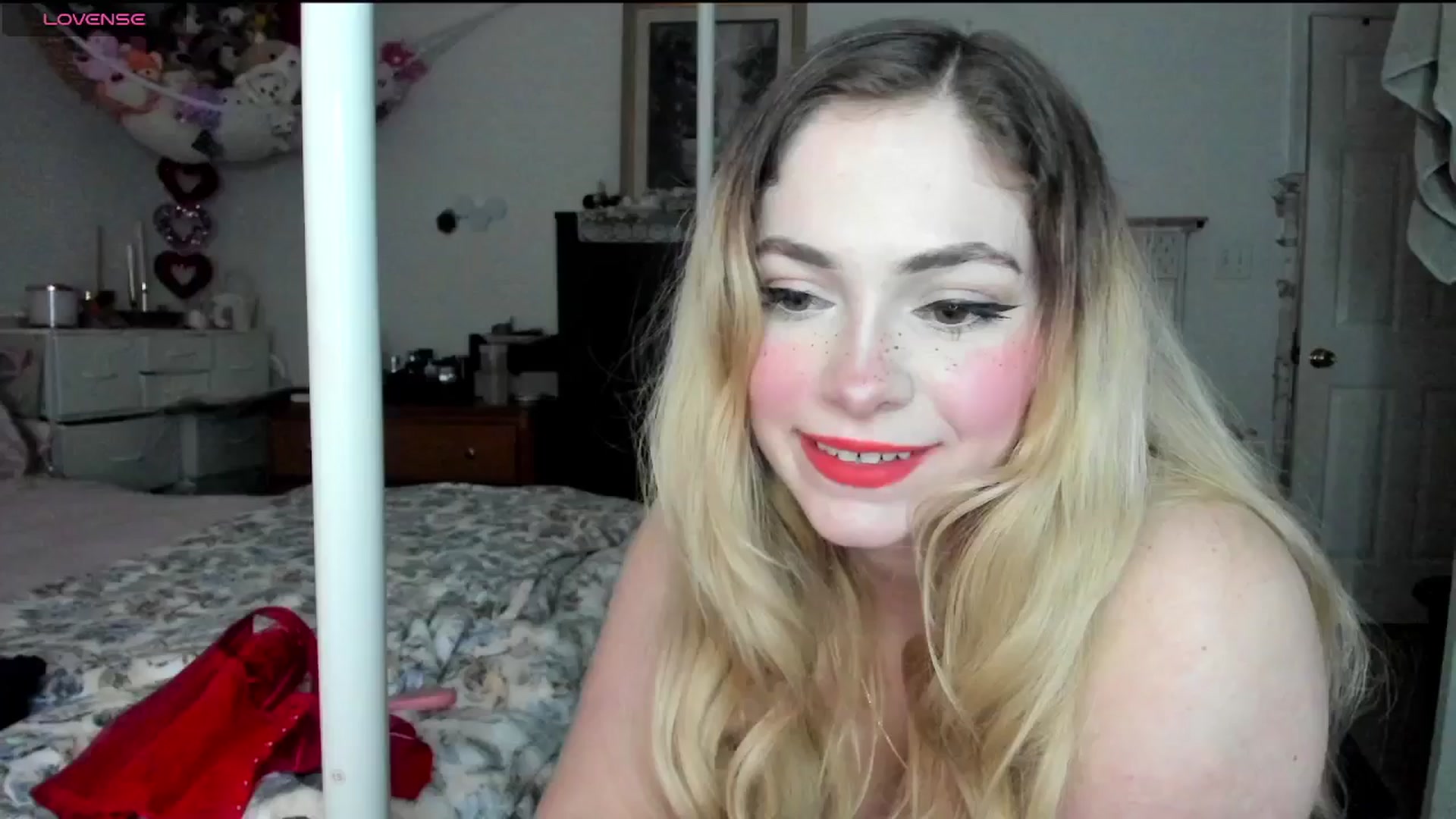 Gallery image thumbnail from lolypopbubble's myfreecams stream on, 02/05/2025, 21:30 image 15 of 20