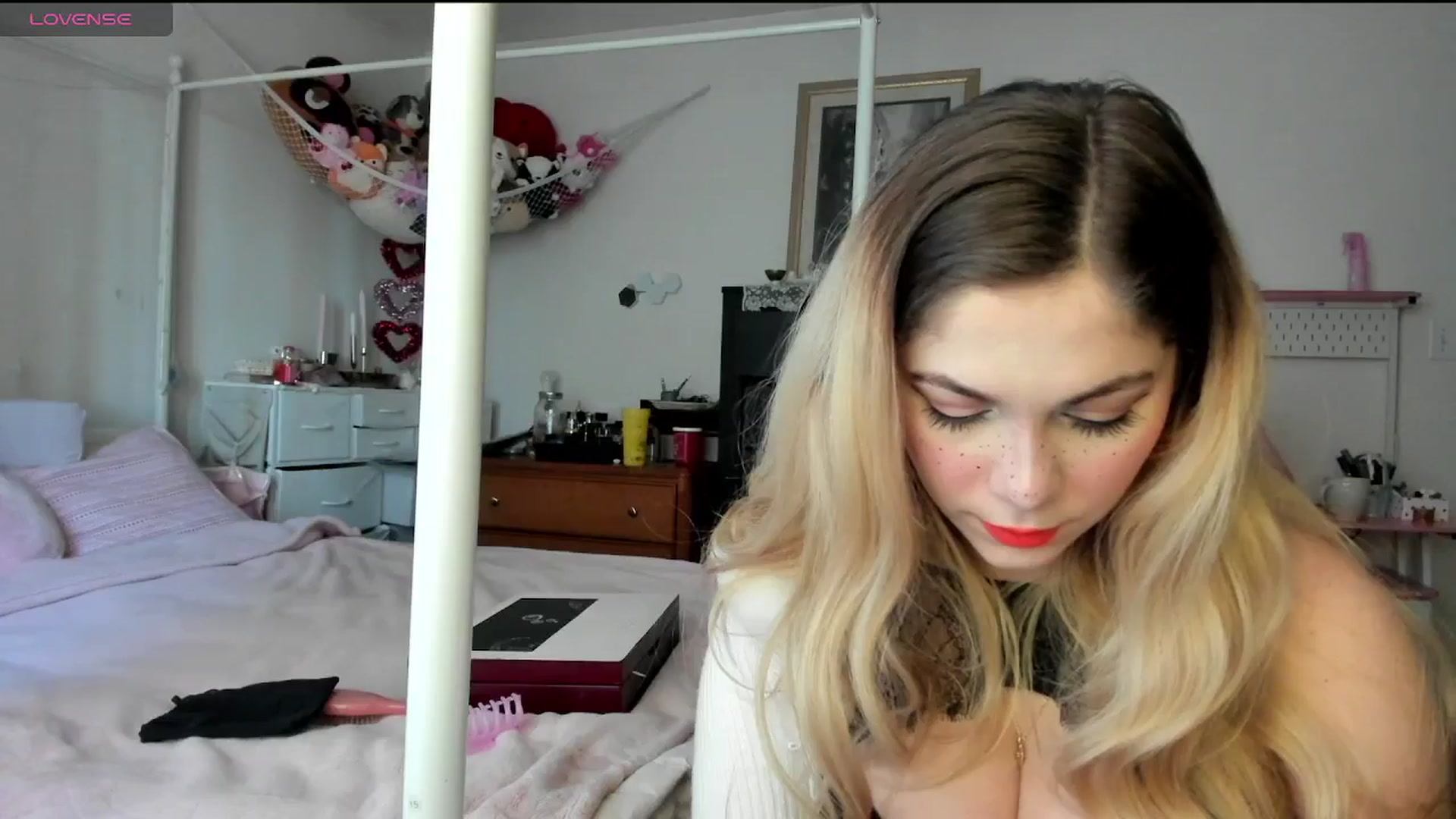 Gallery image thumbnail from lolypopbubble's myfreecams stream on, 02/18/2025, 16:11 image 12 of 20