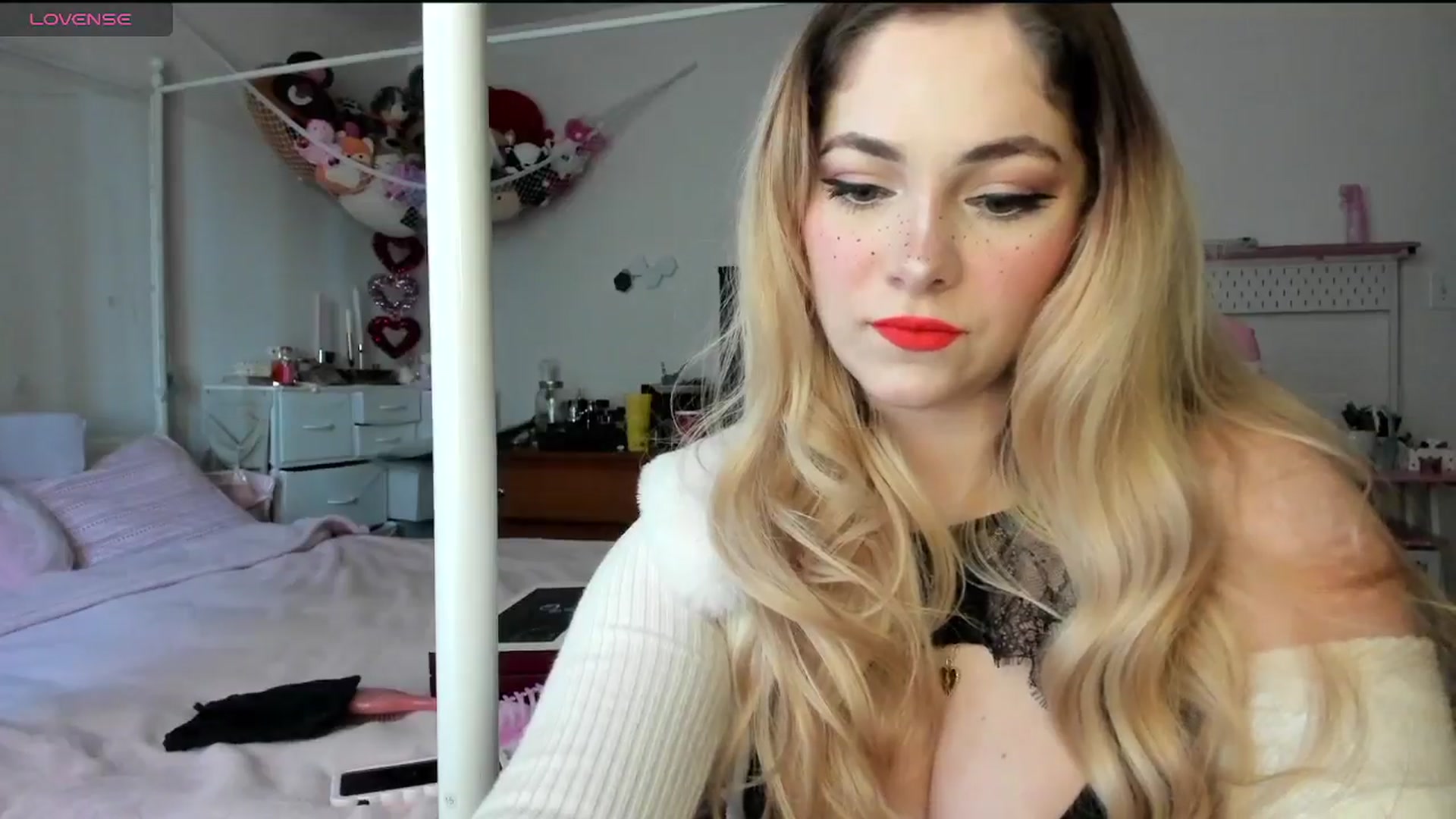 Gallery image thumbnail from lolypopbubble's myfreecams stream on, 02/18/2025, 16:11 image 4 of 20