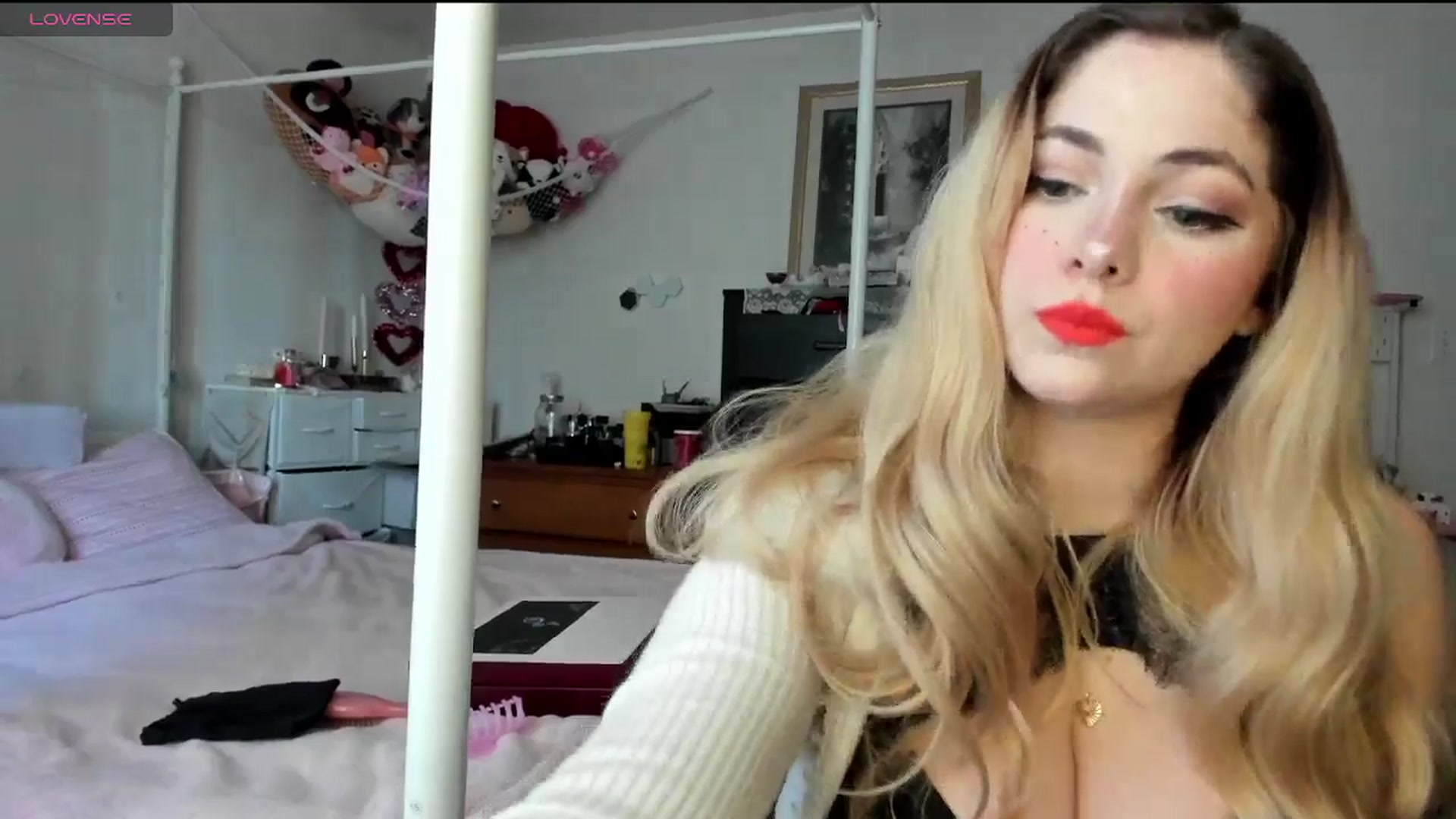 Gallery image thumbnail from lolypopbubble's myfreecams stream on, 02/18/2025, 16:11 image 13 of 20
