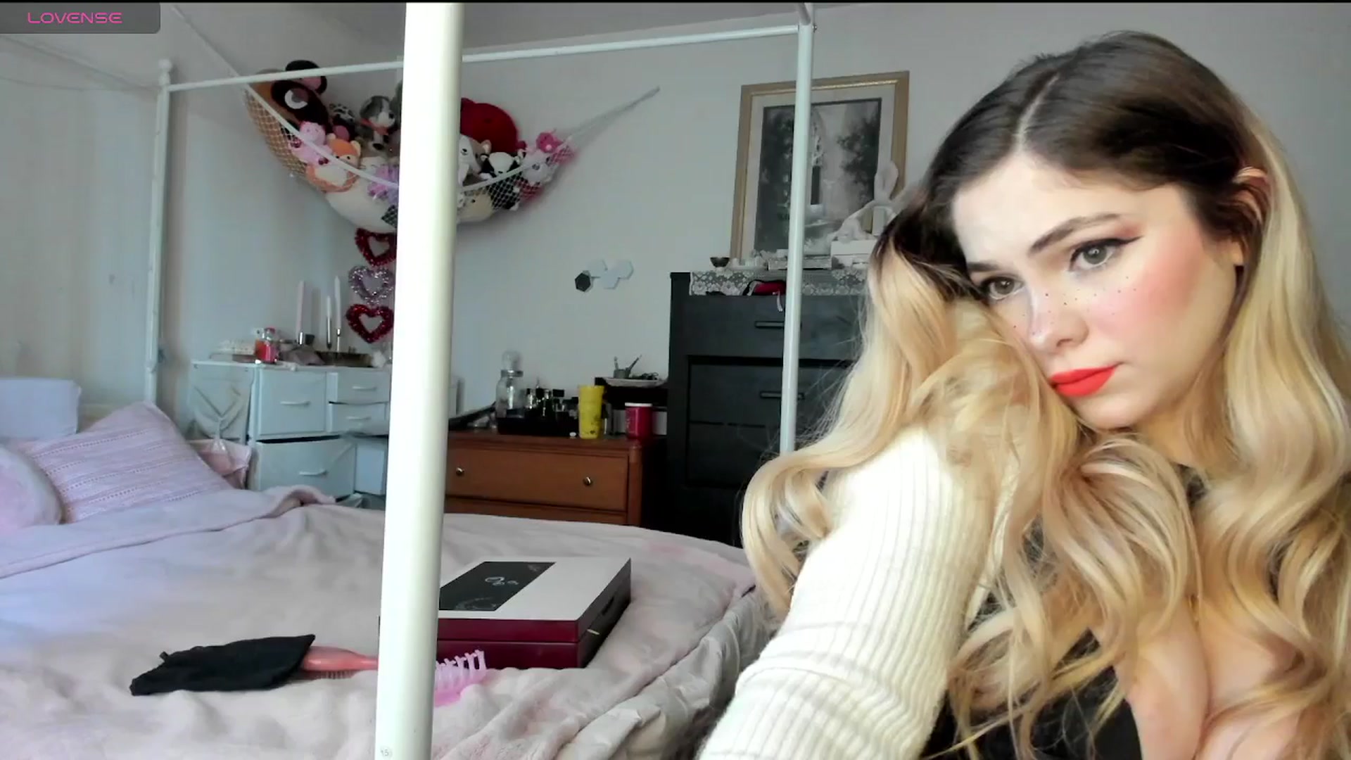 Gallery image thumbnail from lolypopbubble's myfreecams stream on, 02/18/2025, 16:11 image 15 of 20