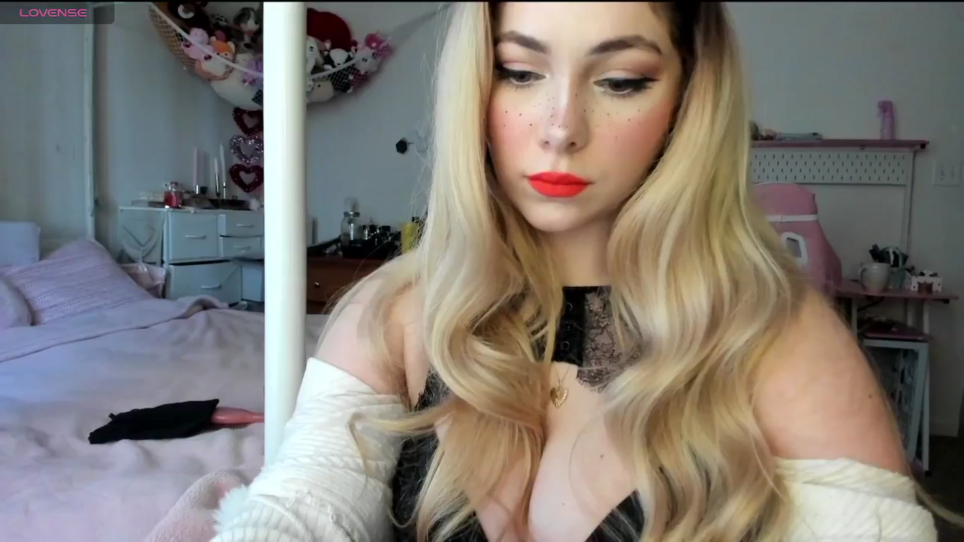 Gallery image thumbnail from lolypopbubble's myfreecams stream on, 02/18/2025, 16:54 image 13 of 20