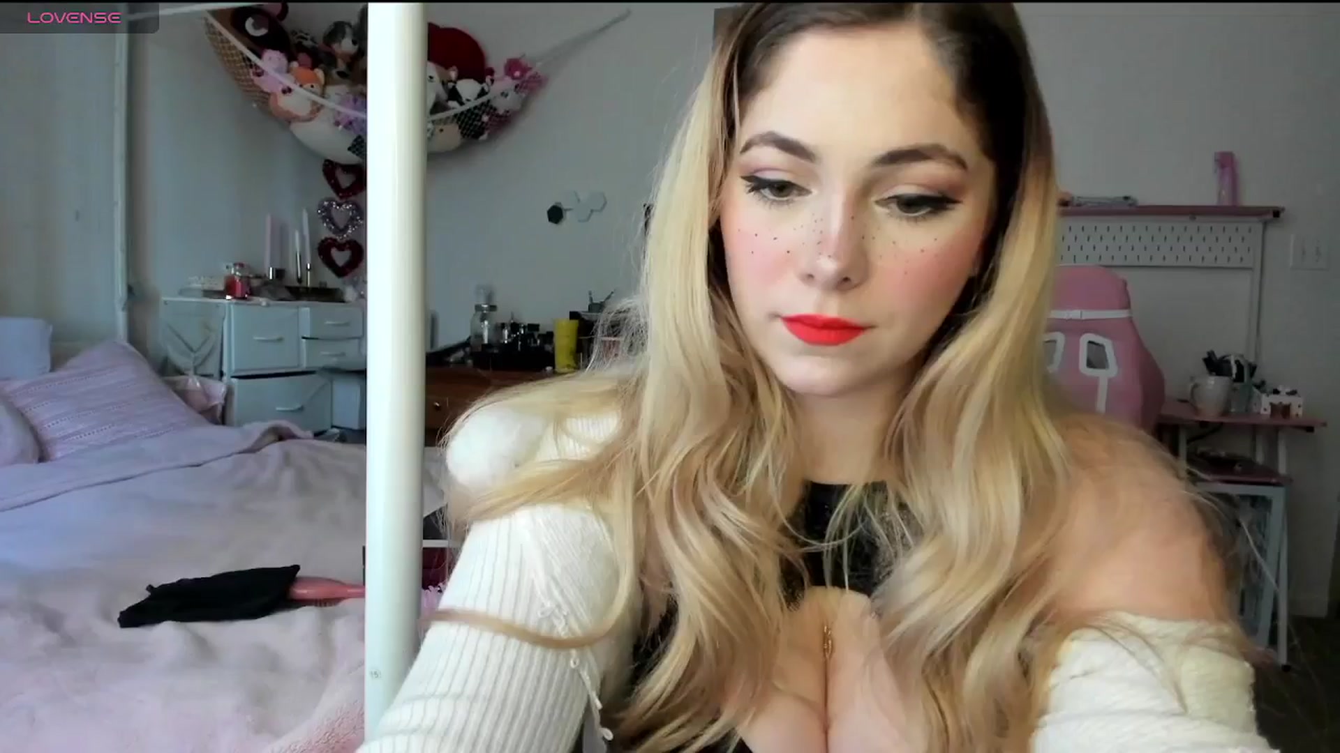 Gallery image thumbnail from lolypopbubble's myfreecams stream on, 02/18/2025, 16:54 image 4 of 20