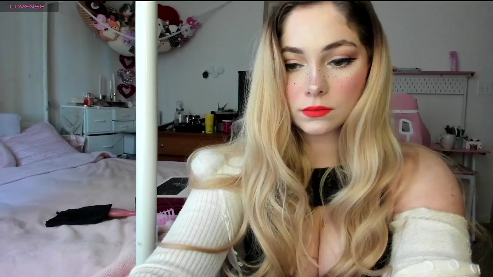 Gallery image thumbnail from lolypopbubble's myfreecams stream on, 02/18/2025, 16:54 image 9 of 20