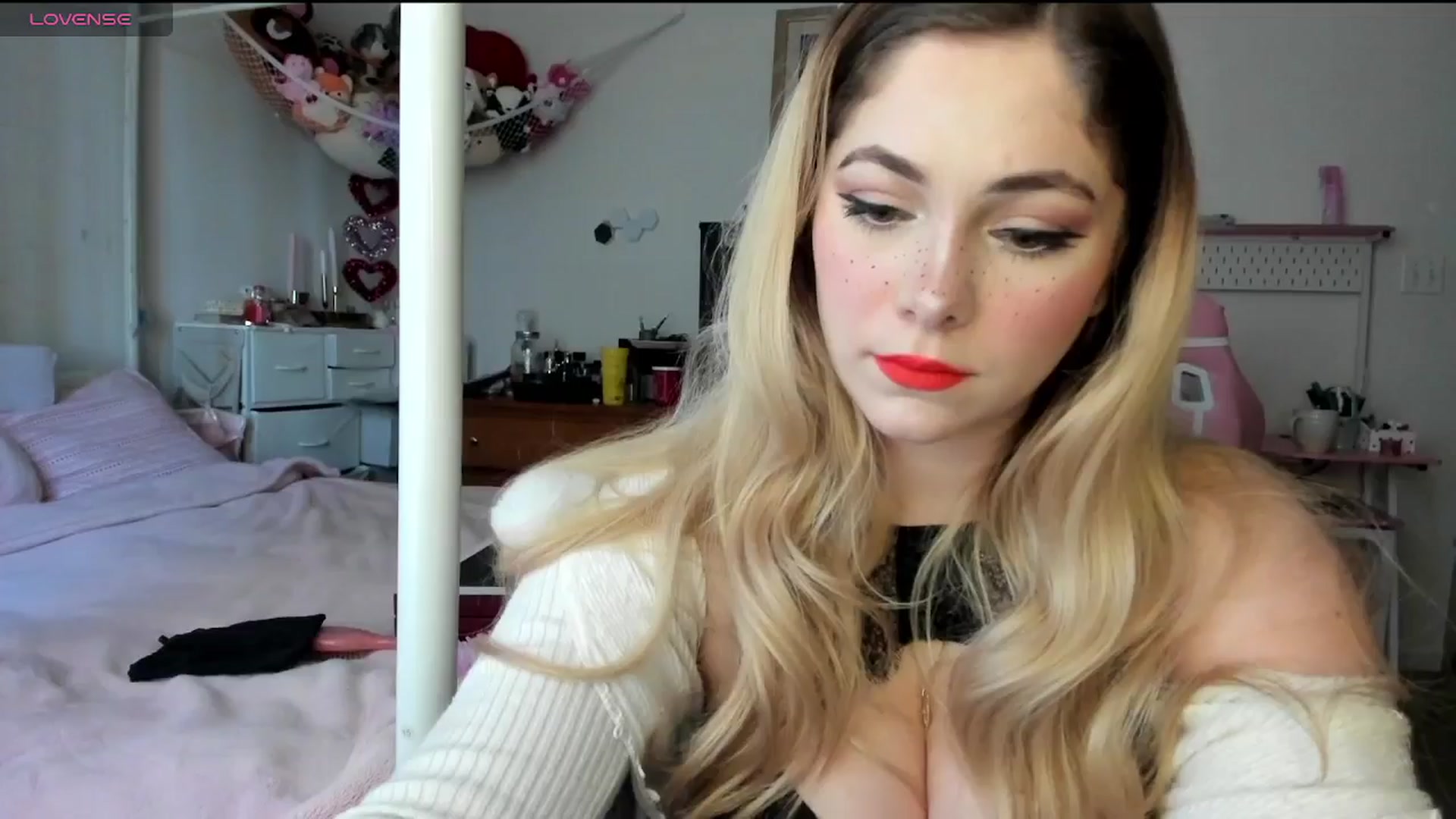 Gallery image thumbnail from lolypopbubble's myfreecams stream on, 02/18/2025, 16:54 image 3 of 20