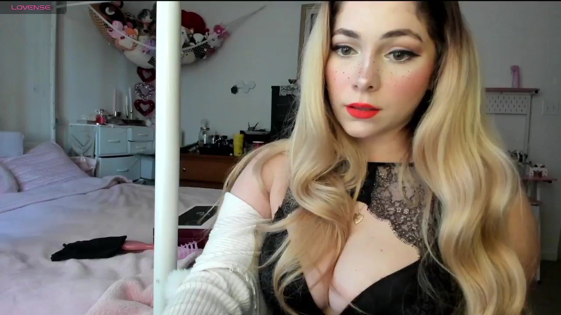 Gallery image thumbnail from lolypopbubble's myfreecams stream on, 02/18/2025, 16:54 image 12 of 20