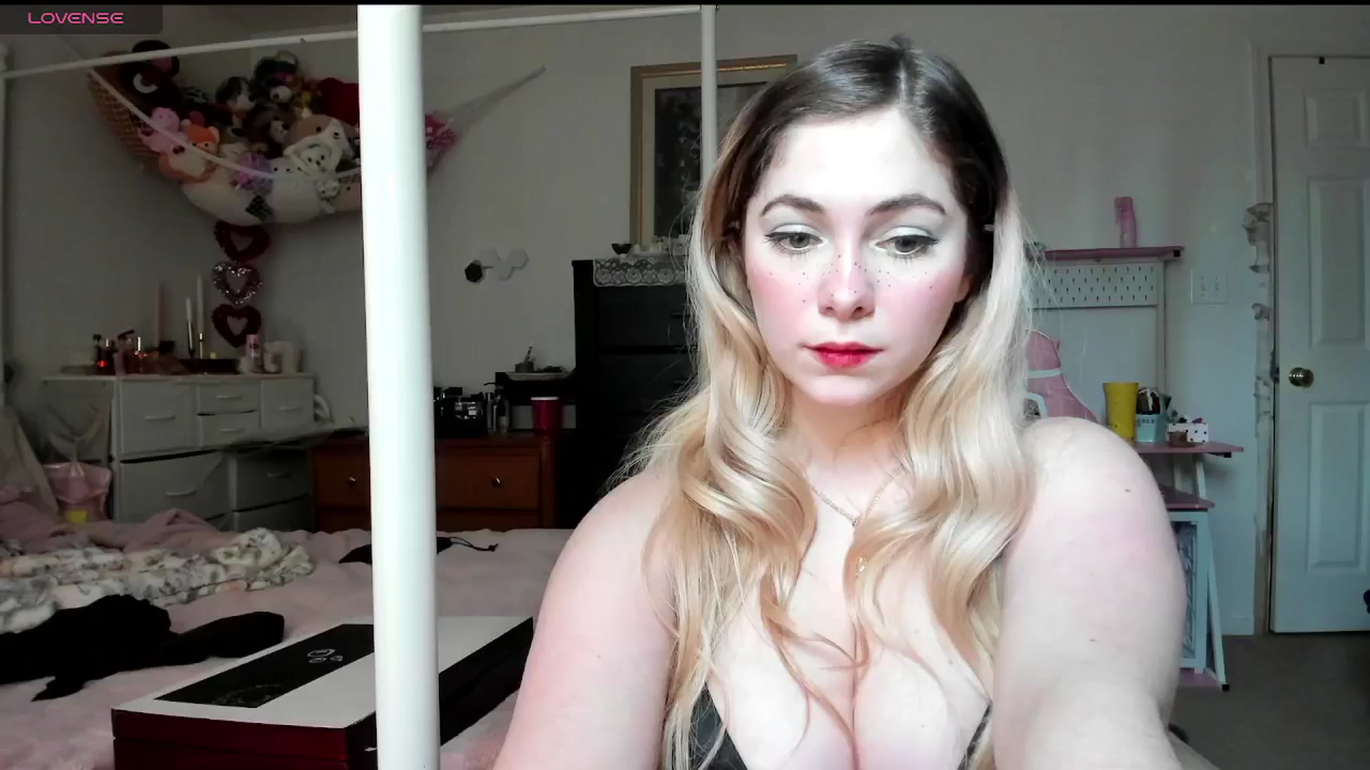 Gallery image thumbnail from lolypopbubble's myfreecams stream on, 02/20/2025, 19:33 image 12 of 20