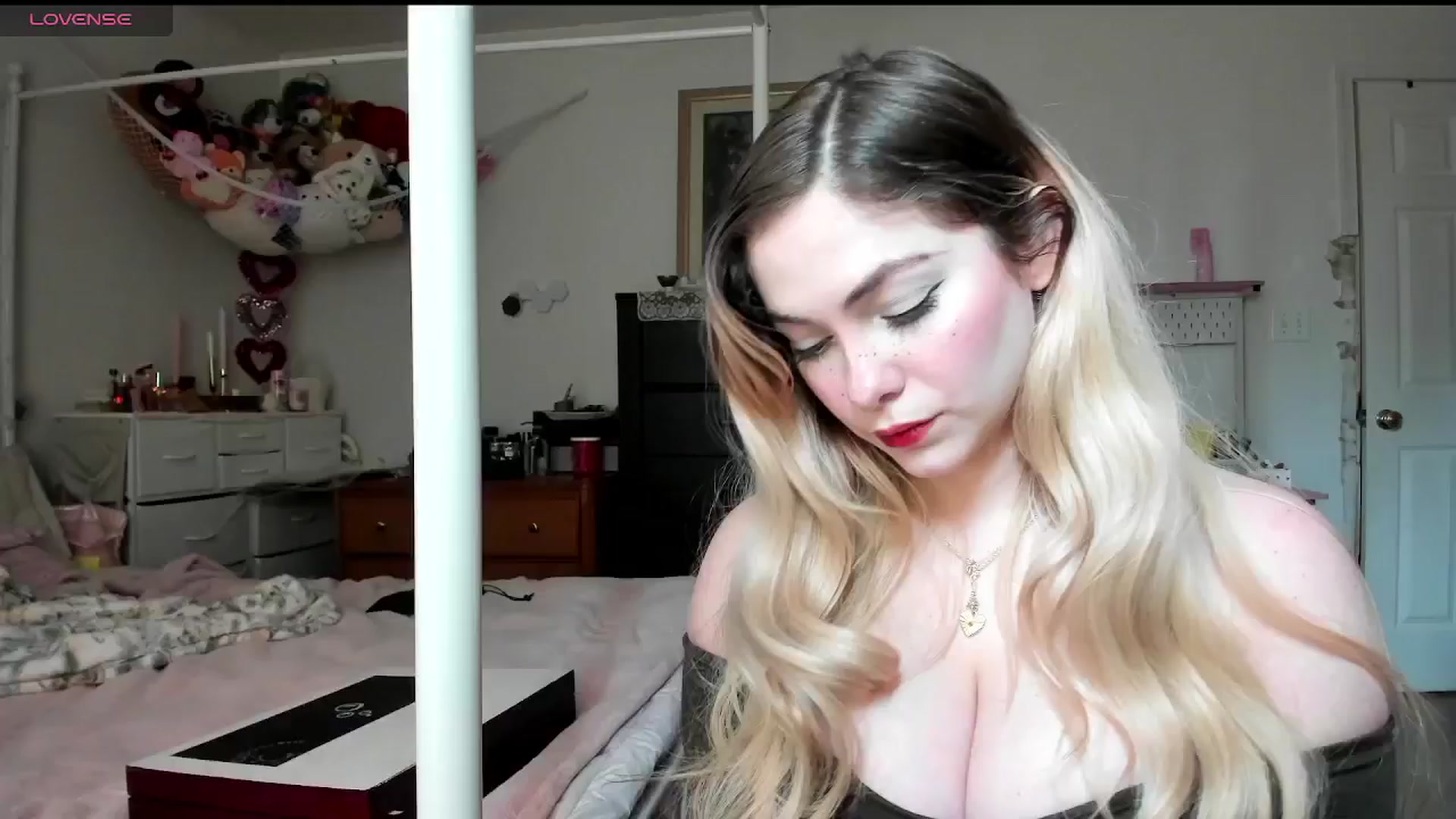 Gallery image thumbnail from lolypopbubble's myfreecams stream on, 02/20/2025, 19:33 image 6 of 20