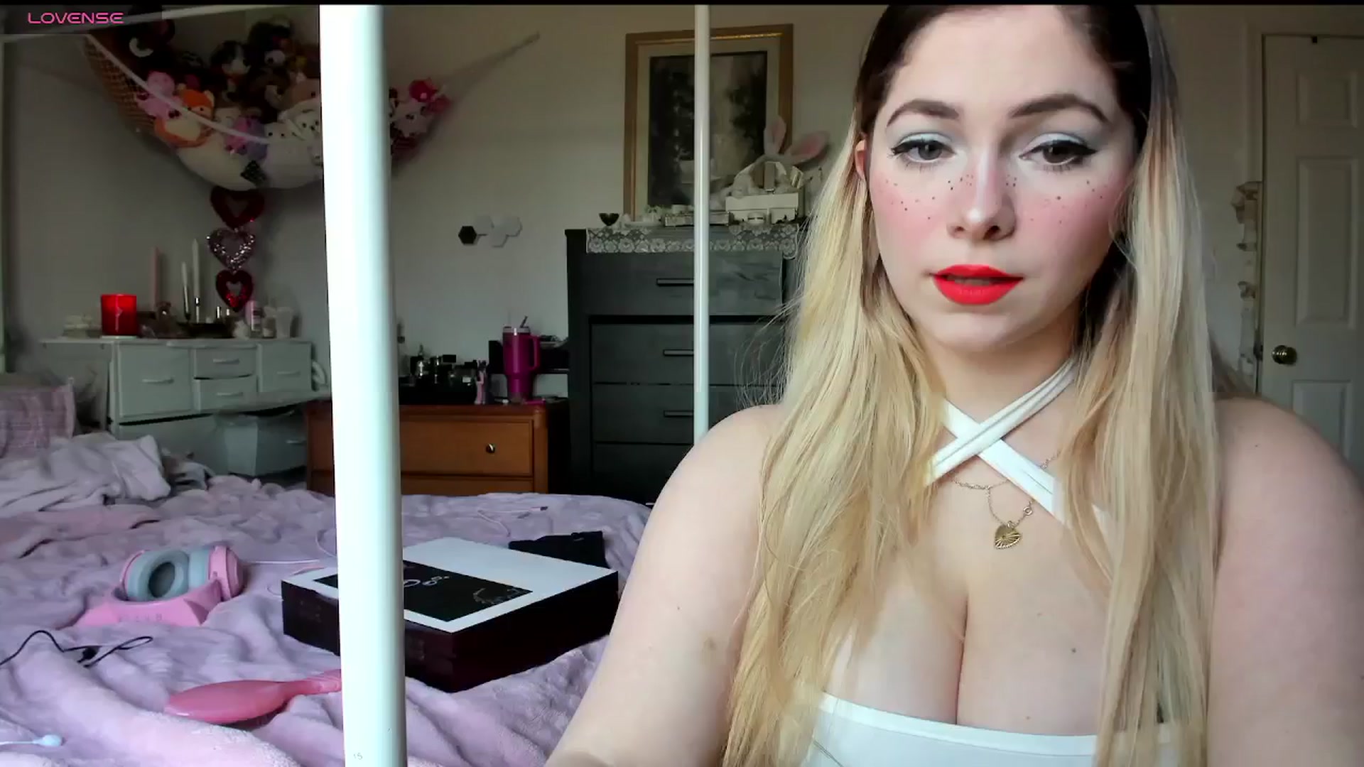 Gallery image thumbnail from lolypopbubble's myfreecams stream on, 02/24/2025, 19:16 image 10 of 20