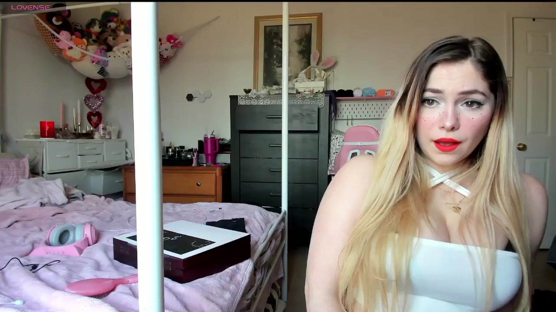 Gallery image thumbnail from lolypopbubble's myfreecams stream on, 02/24/2025, 19:16 image 7 of 20