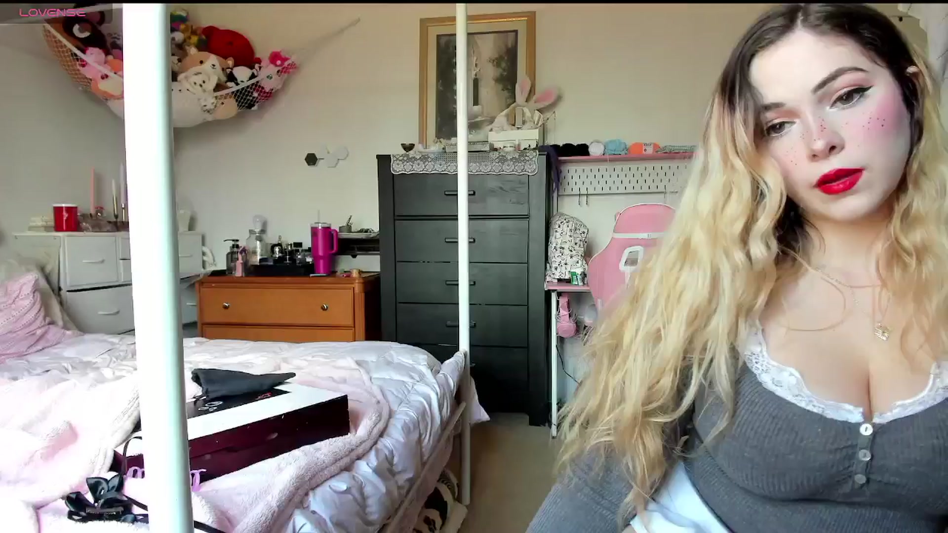 Gallery image thumbnail from lolypopbubble's myfreecams stream on, 02/25/2025, 19:51 image 6 of 20