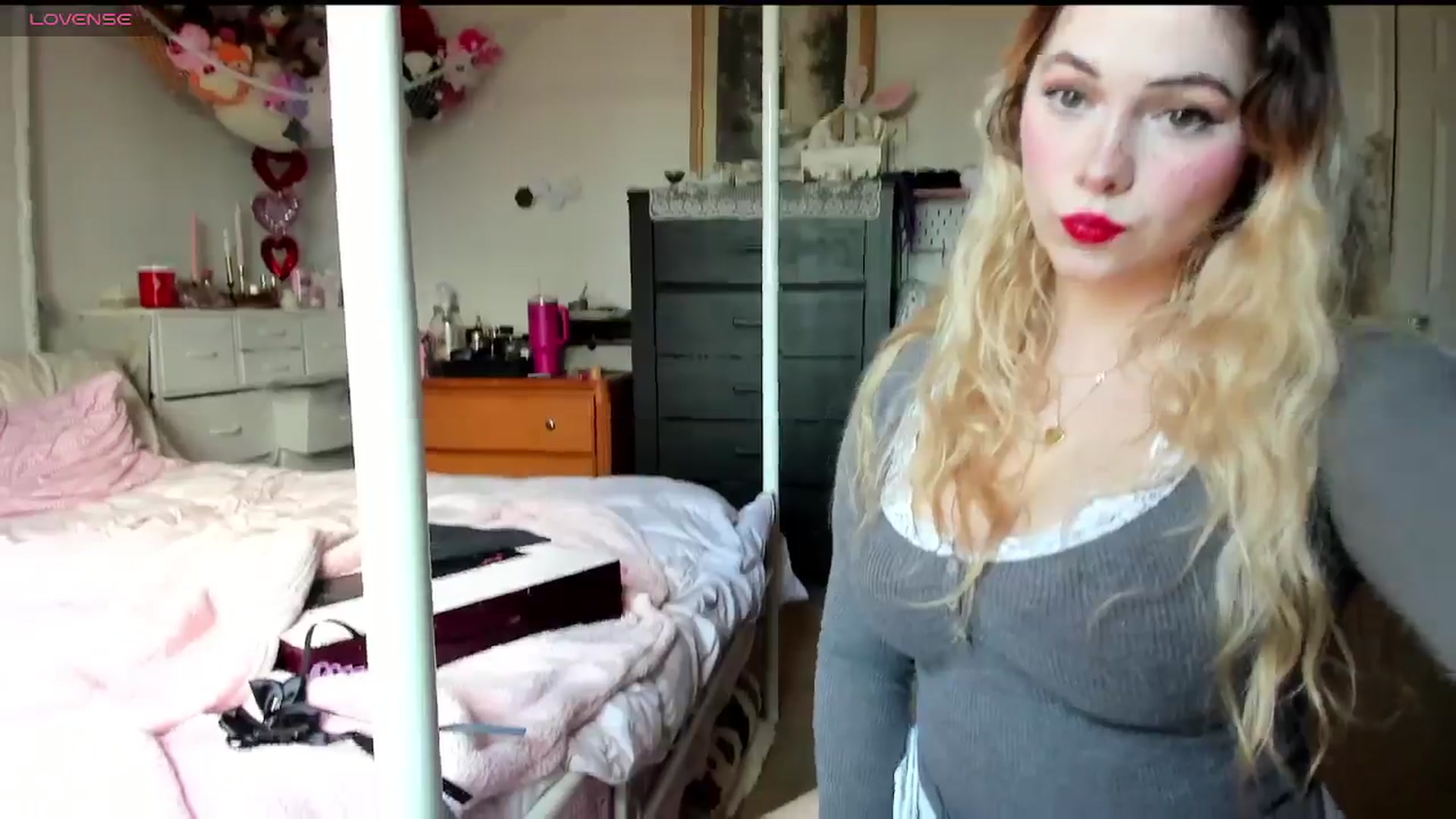Gallery image thumbnail from lolypopbubble's myfreecams stream on, 02/25/2025, 19:51 image 17 of 20